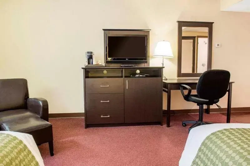 Queen Room - Non-Smoking in Clarion Hotel & Conference Centre Pembroke Queen Room - Non-Smoking in Clarion Hotel & Conference Centre Pembroke