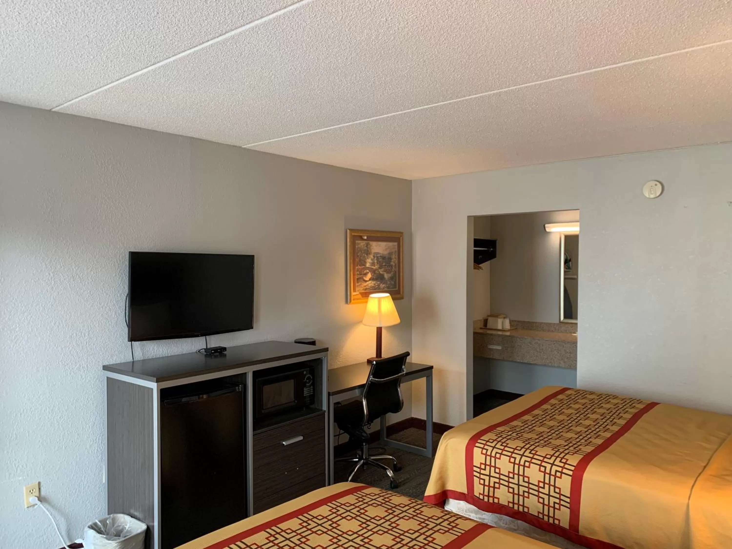 Bedroom, Bed in Pigeon Forge Parkway Inn