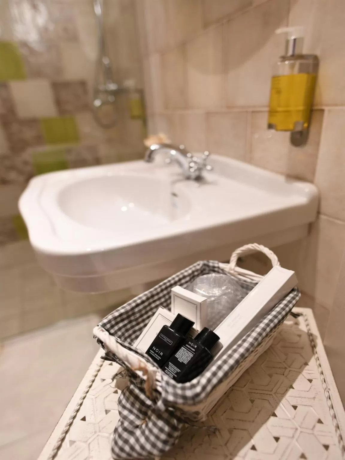 Shower in Hotel Splendid 1900