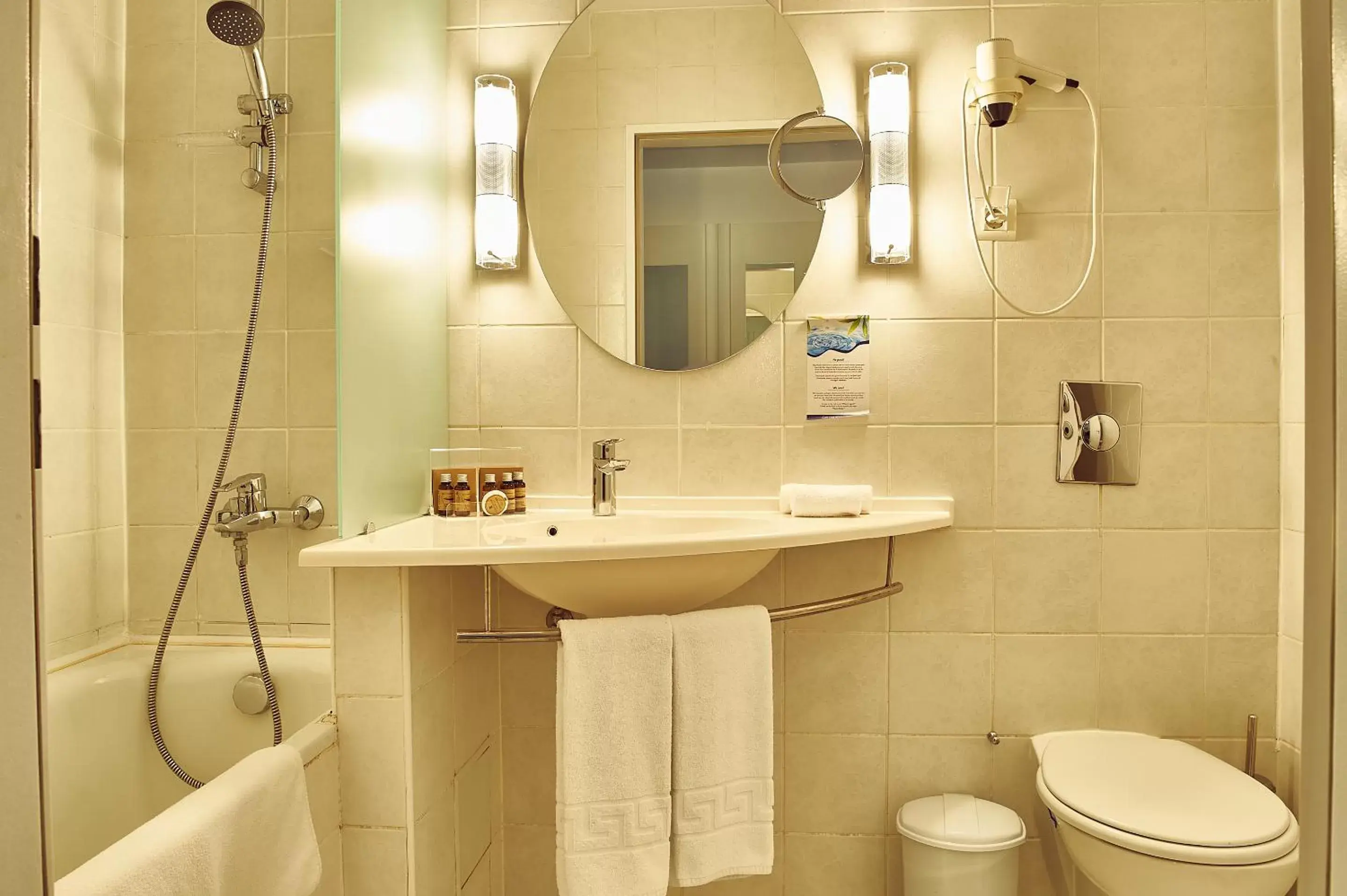 Deluxe Family Room with sofabed Palace of Parliament view - single occupancy in Continental Forum Bucuresti Palatul Parlamentului Deluxe Family Room with sofabed Palace of Parliament view - single occupancy in Continental Forum Bucuresti Palatul Parlamentului