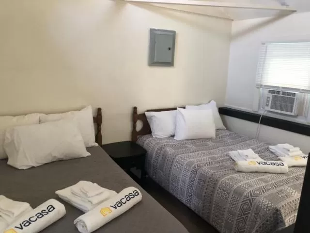 Bed in Herring Run Motel and Tiny Cabins