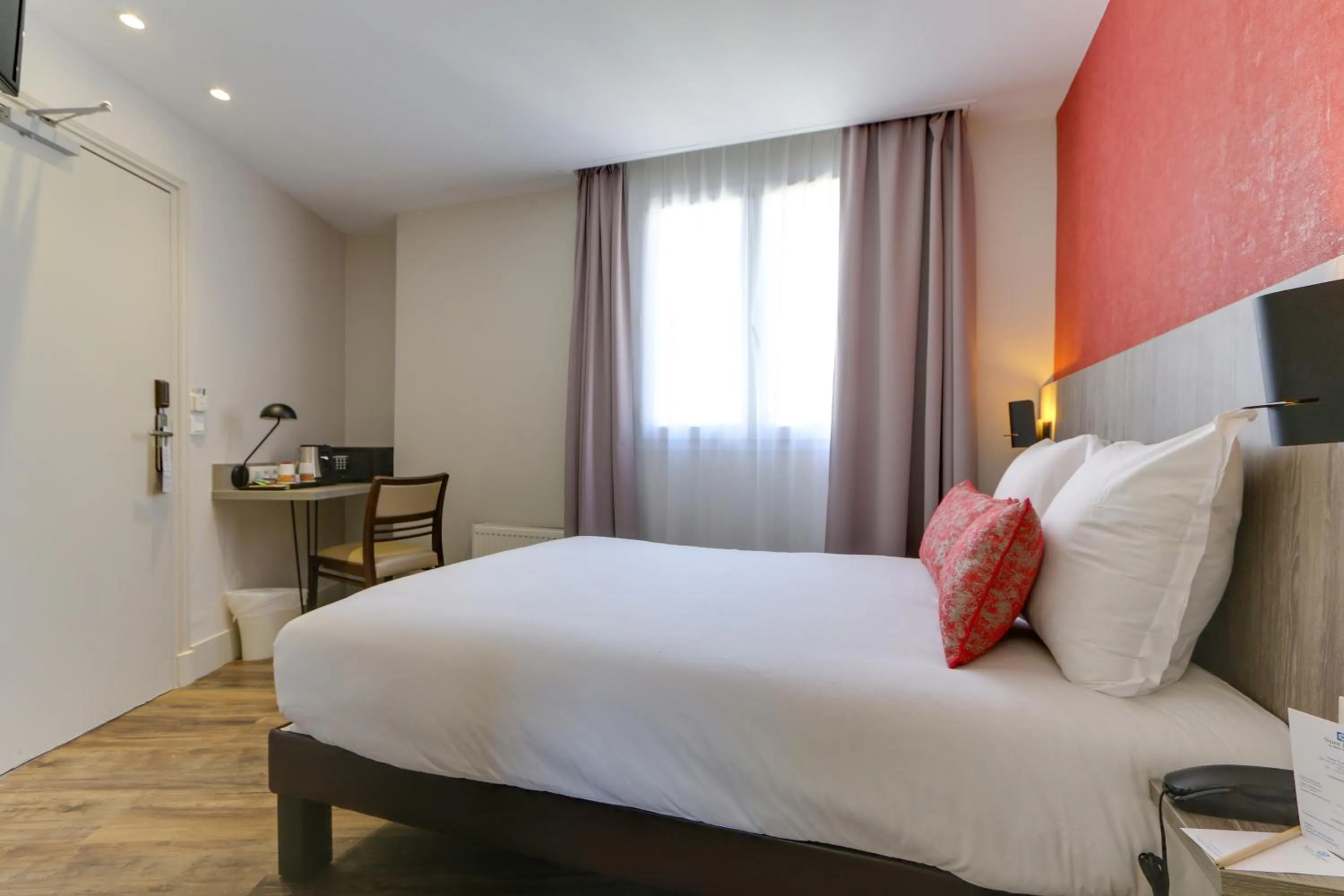Bed in Sure Hotel by Best Western Paris Gare du Nord