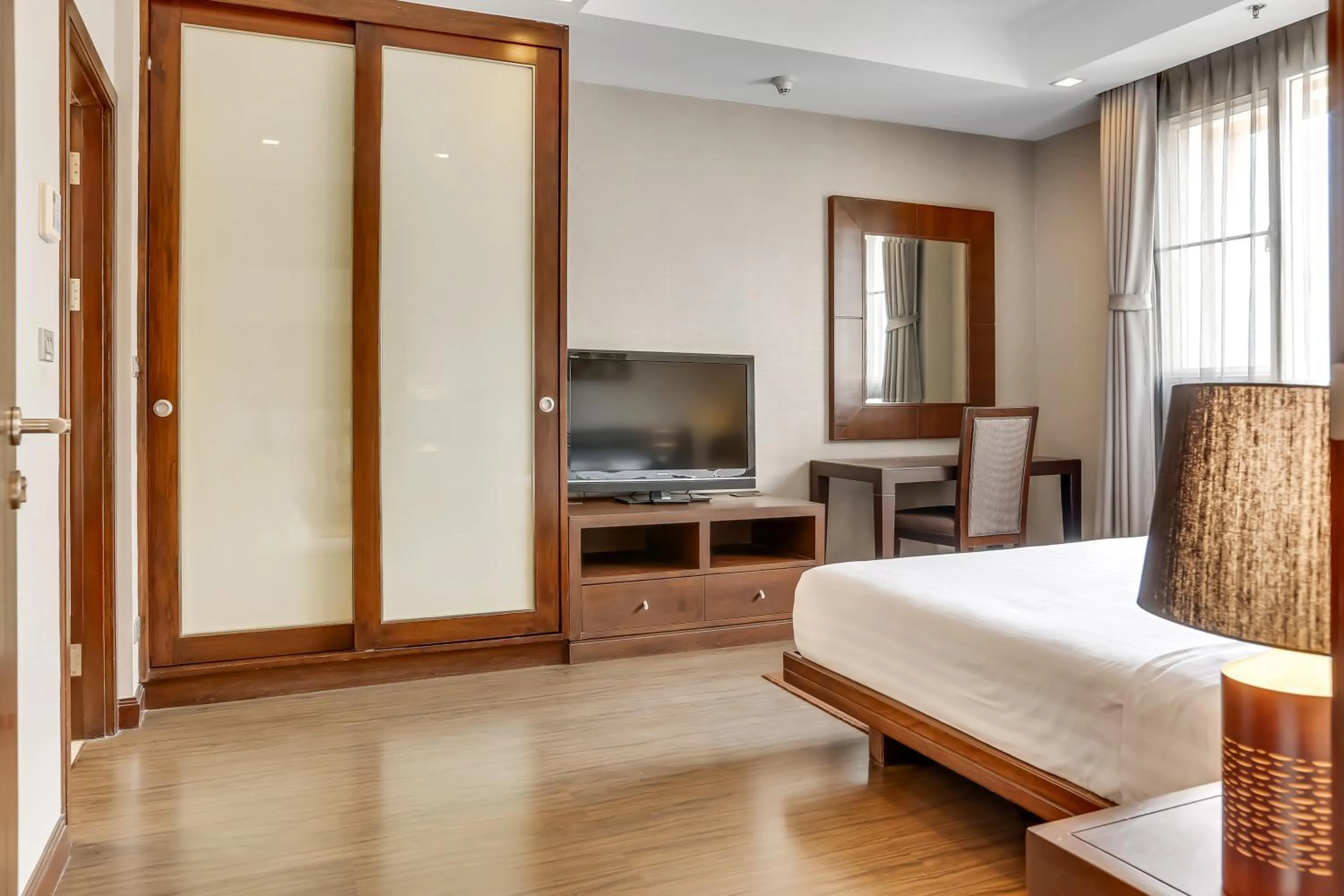 TV and multimedia, Bed in Grand Mercure Bangkok Asoke Residence