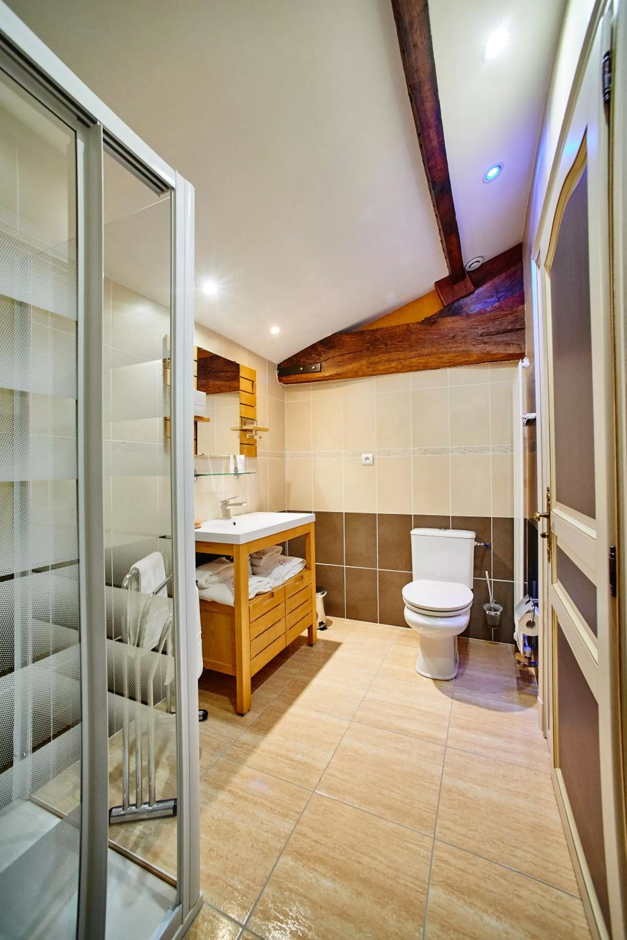 Bathroom, Bed in Château de la Richerie - proche Puy du Fou