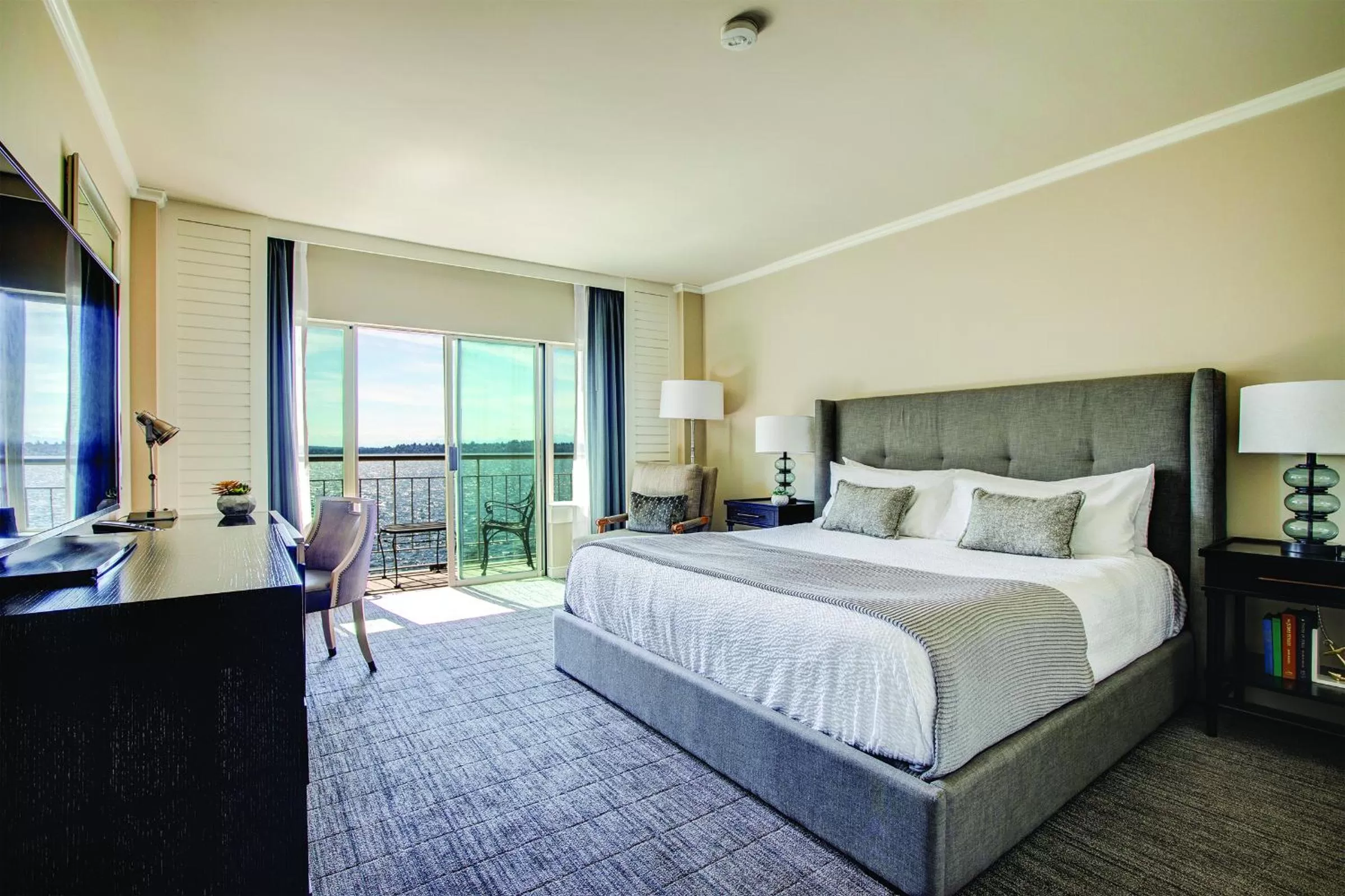 Patio, Bed in The Woodmark Hotel & Still Spa on Lake Washington