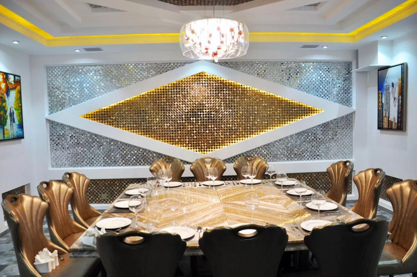 Restaurant/places to eat in Parliament Palace Hotel