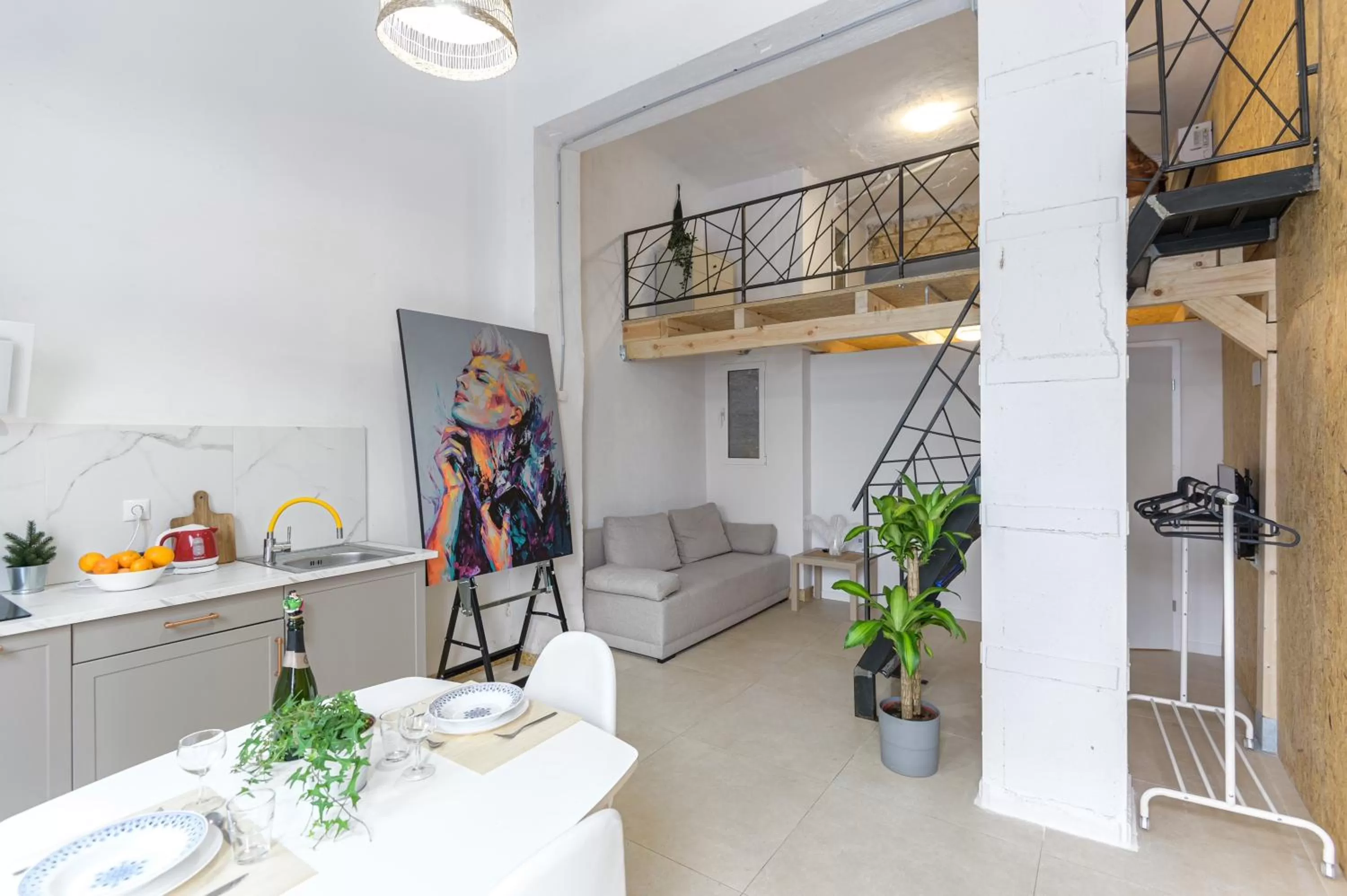 Studio Apartment in Soho Boho Apartments - with sunny rooftop terrace and fiber optic internet