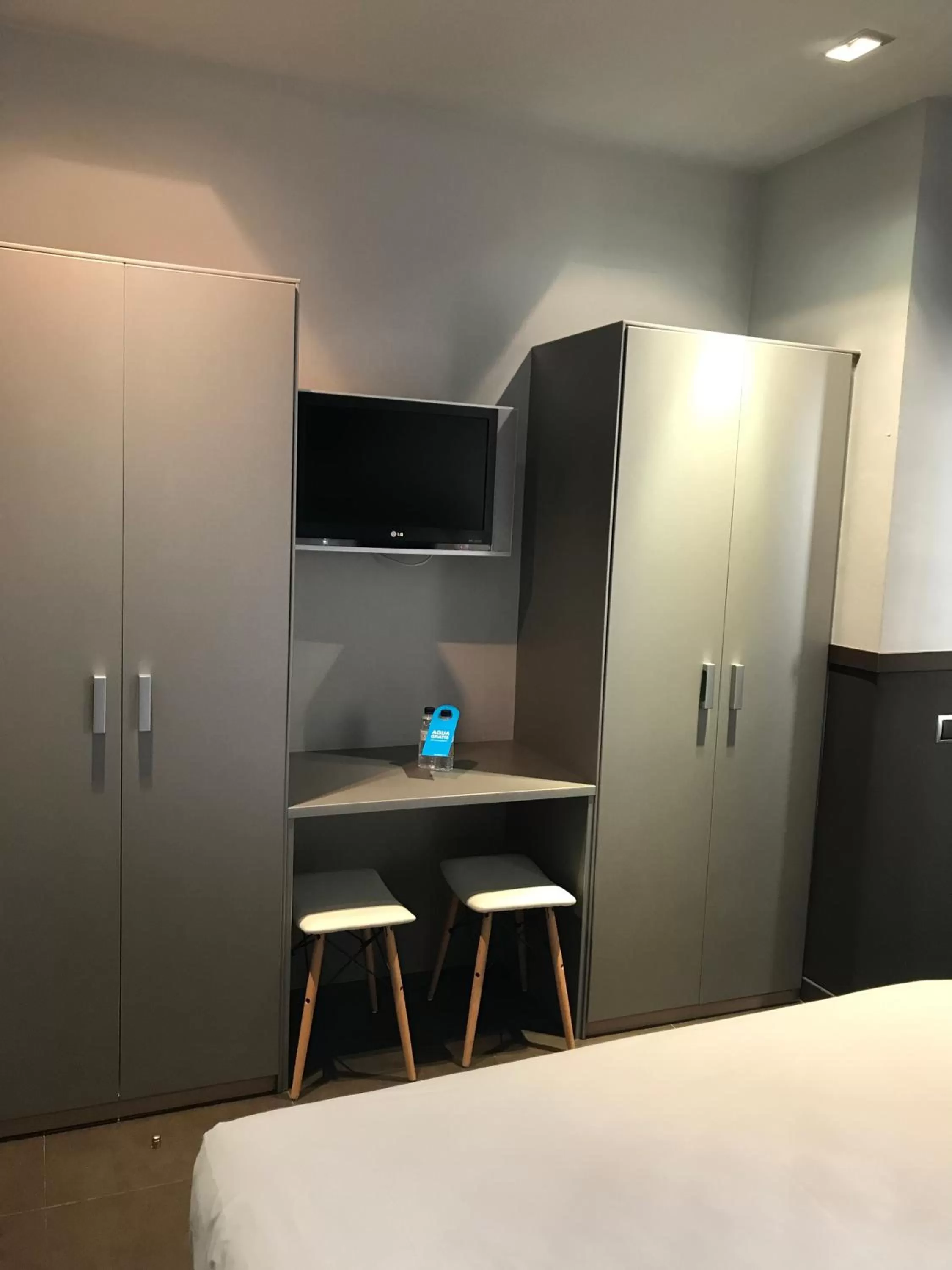 Bedroom, Bed in Chic & Basic Zoo