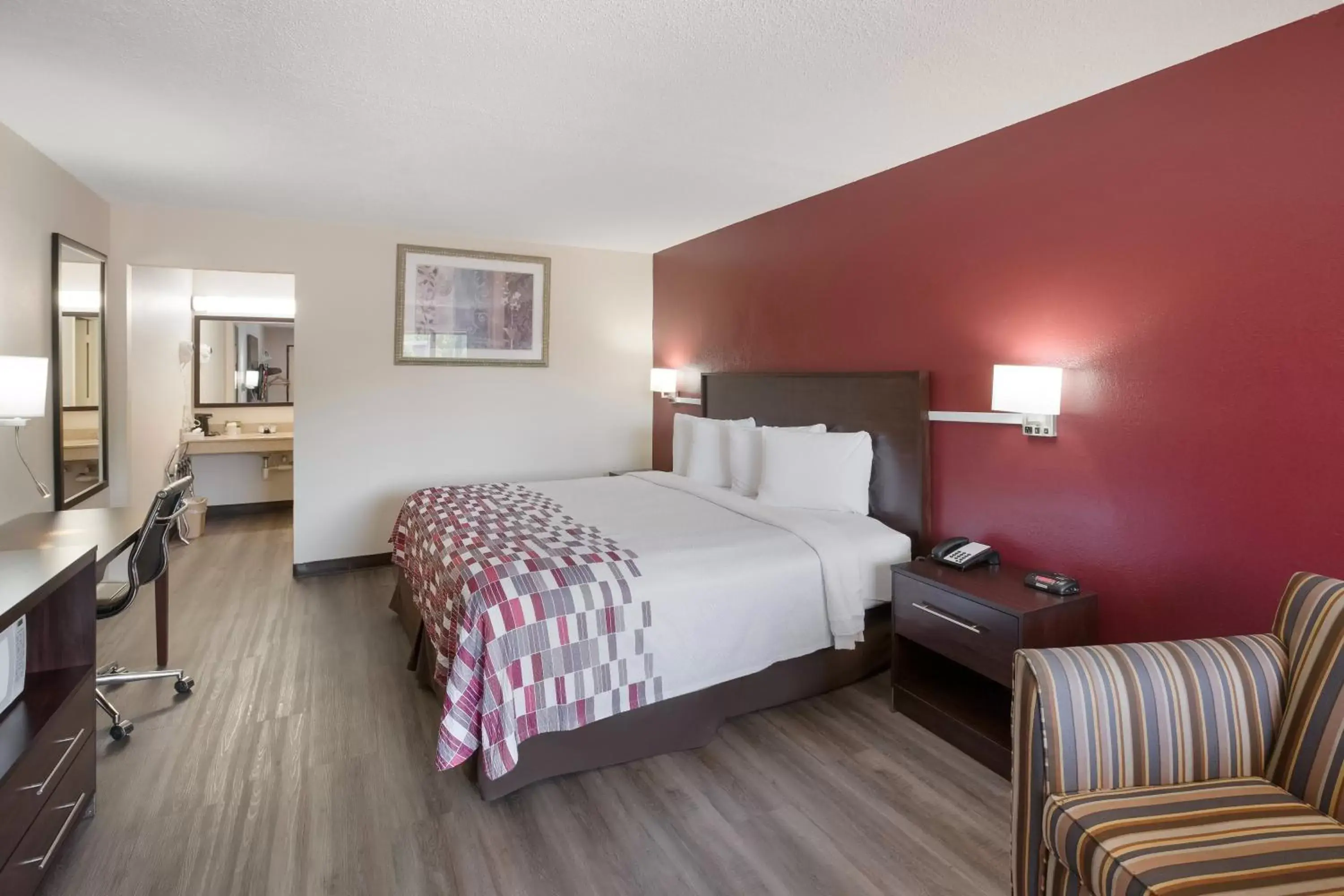 Superior King Room Disability Access Roll-In Shower Non-Smoking in Red Roof Inn Dillon, SC Superior King Room Disability Access Roll-In Shower Non-Smoking in Red Roof Inn Dillon, SC