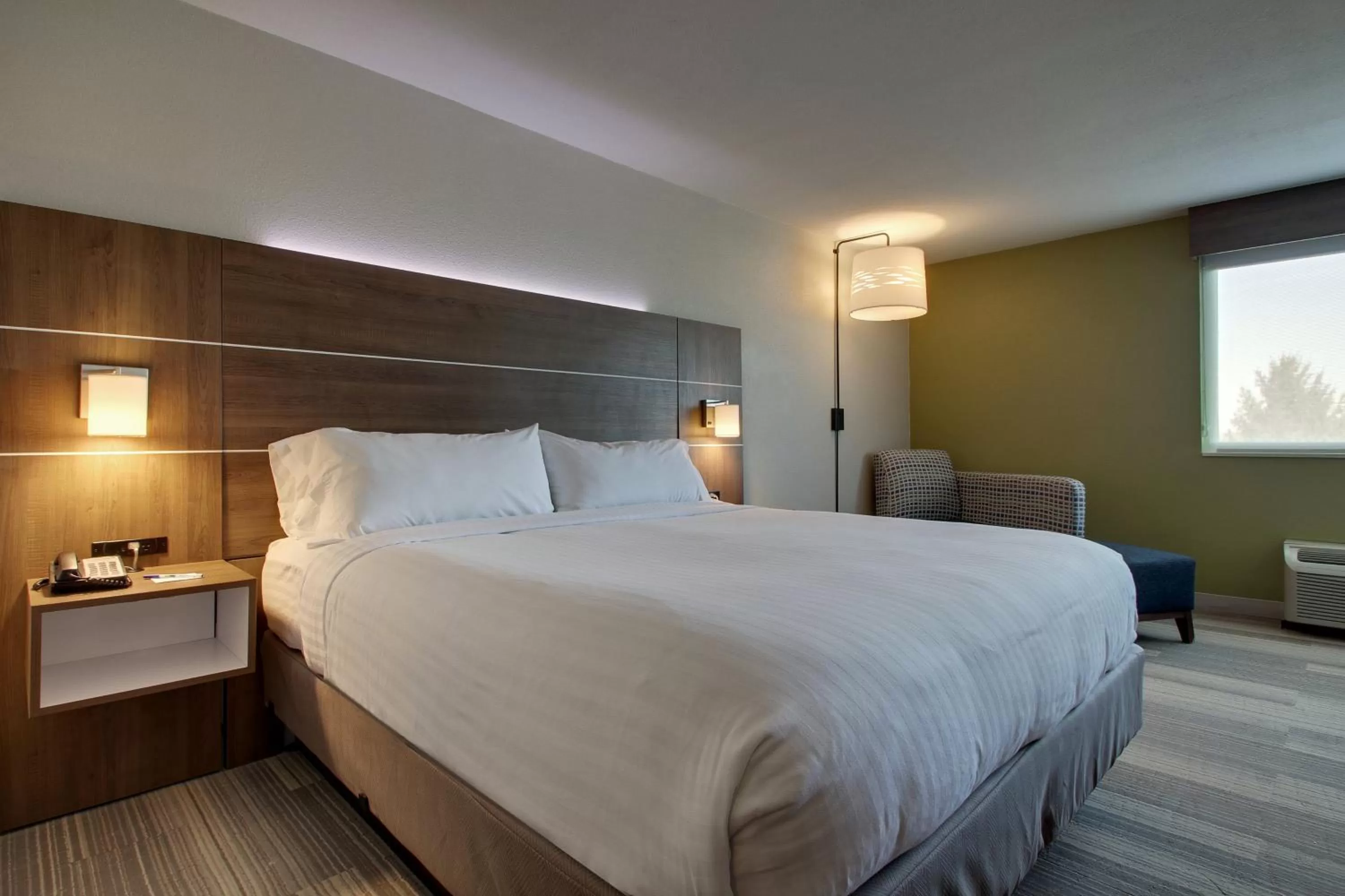 Photo of the whole room, Bed in Holiday Inn Express & Suites Wapakoneta by IHG