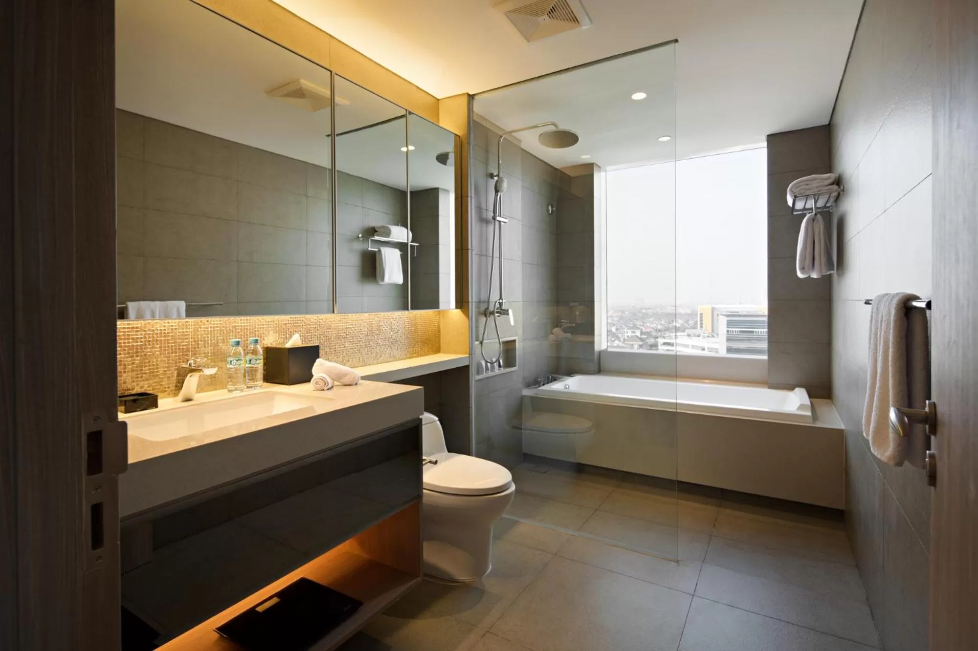Bathroom, Bed in Oakwood Hotel & Residence Surabaya