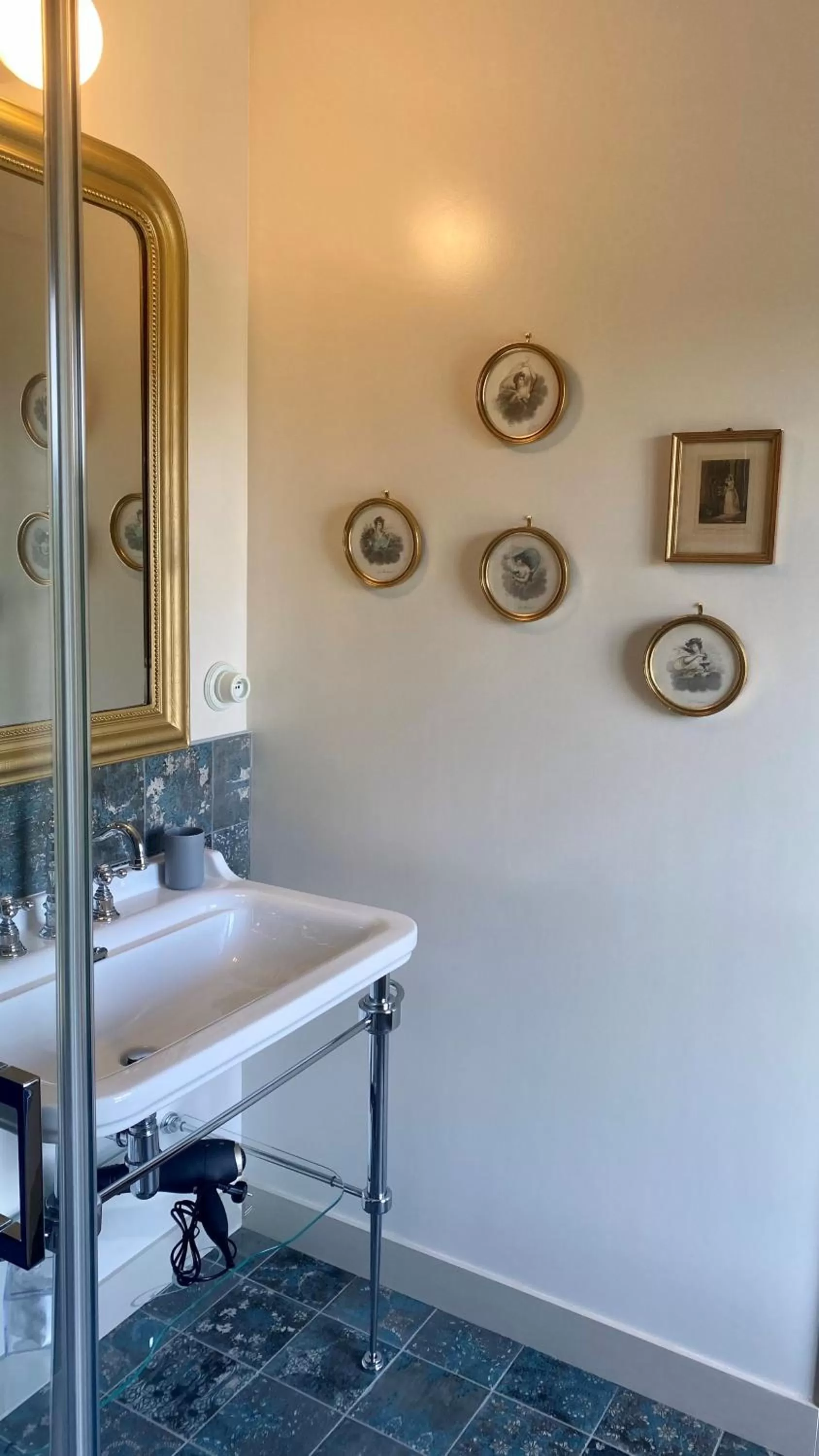 Bathroom in La Gironnerie