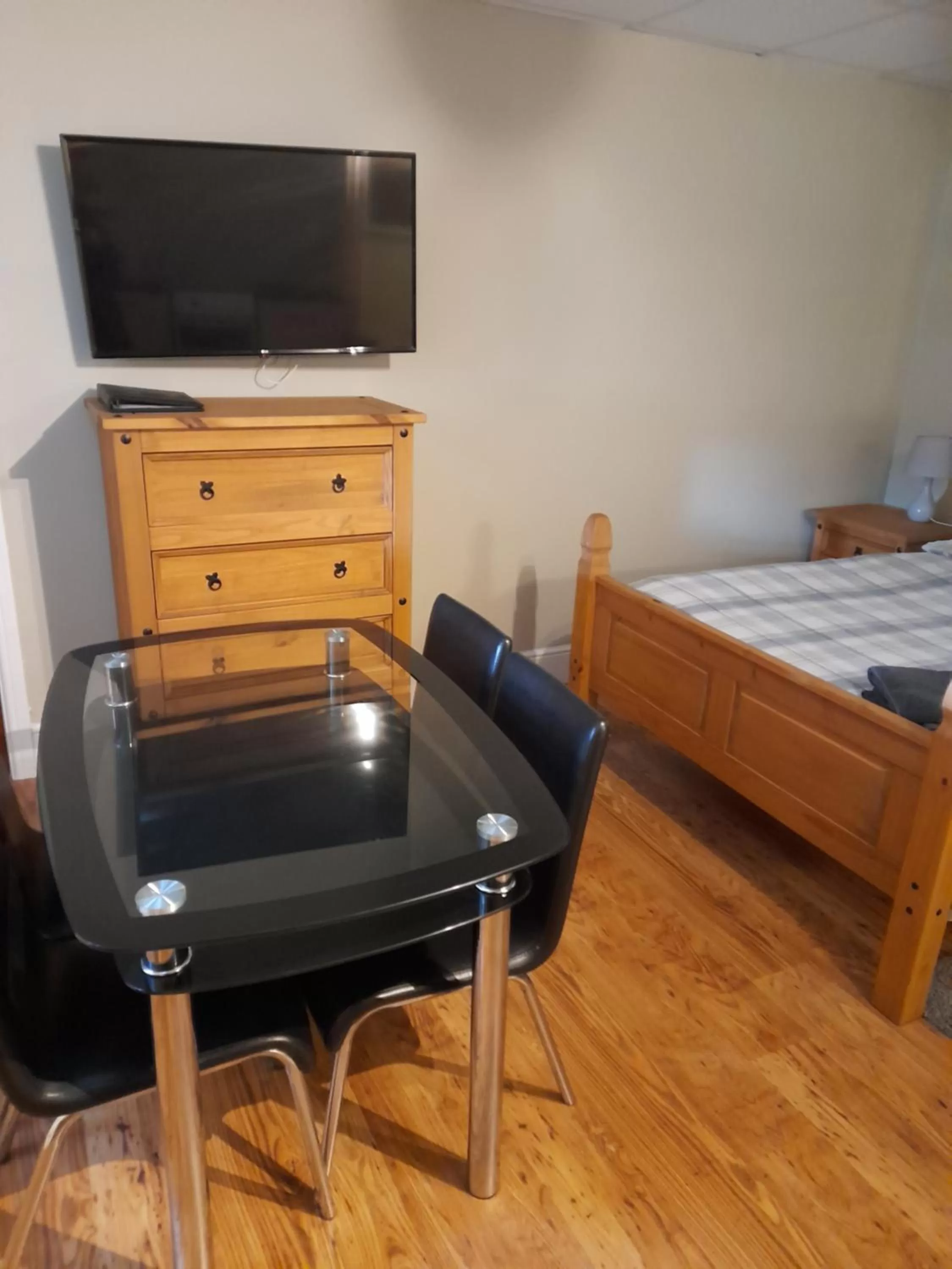 hair dresser, Bed in Black Bull Inn