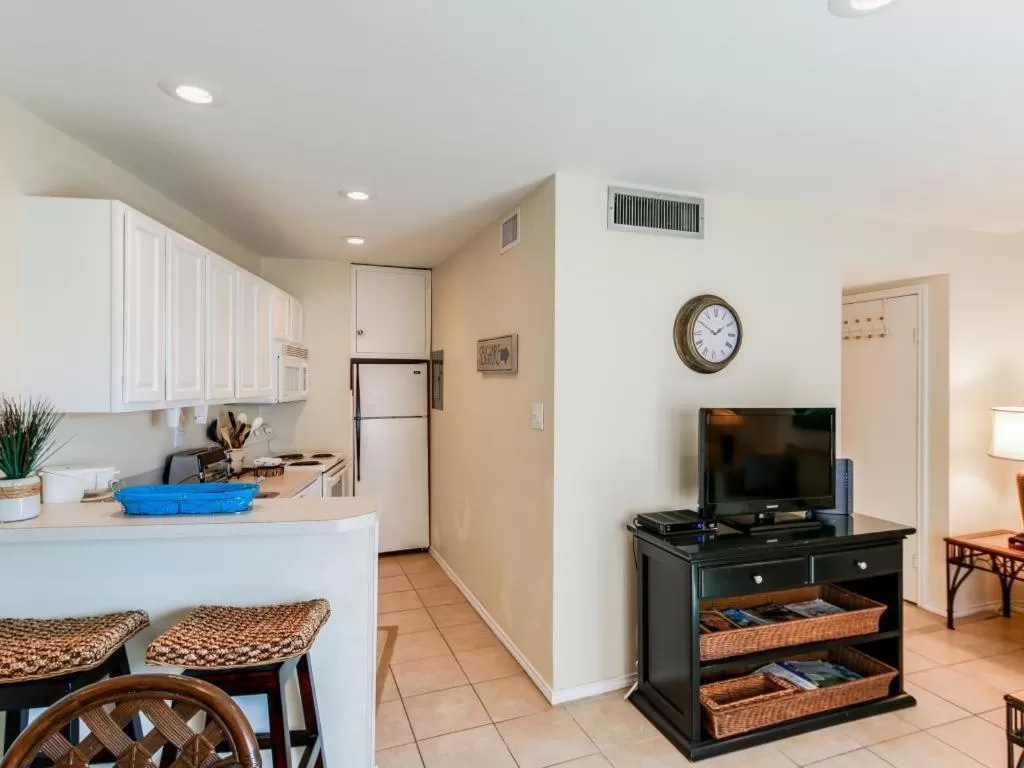 Kitchen or kitchenette, Kitchen/Kitchenette in La Internacional Condominiums #210