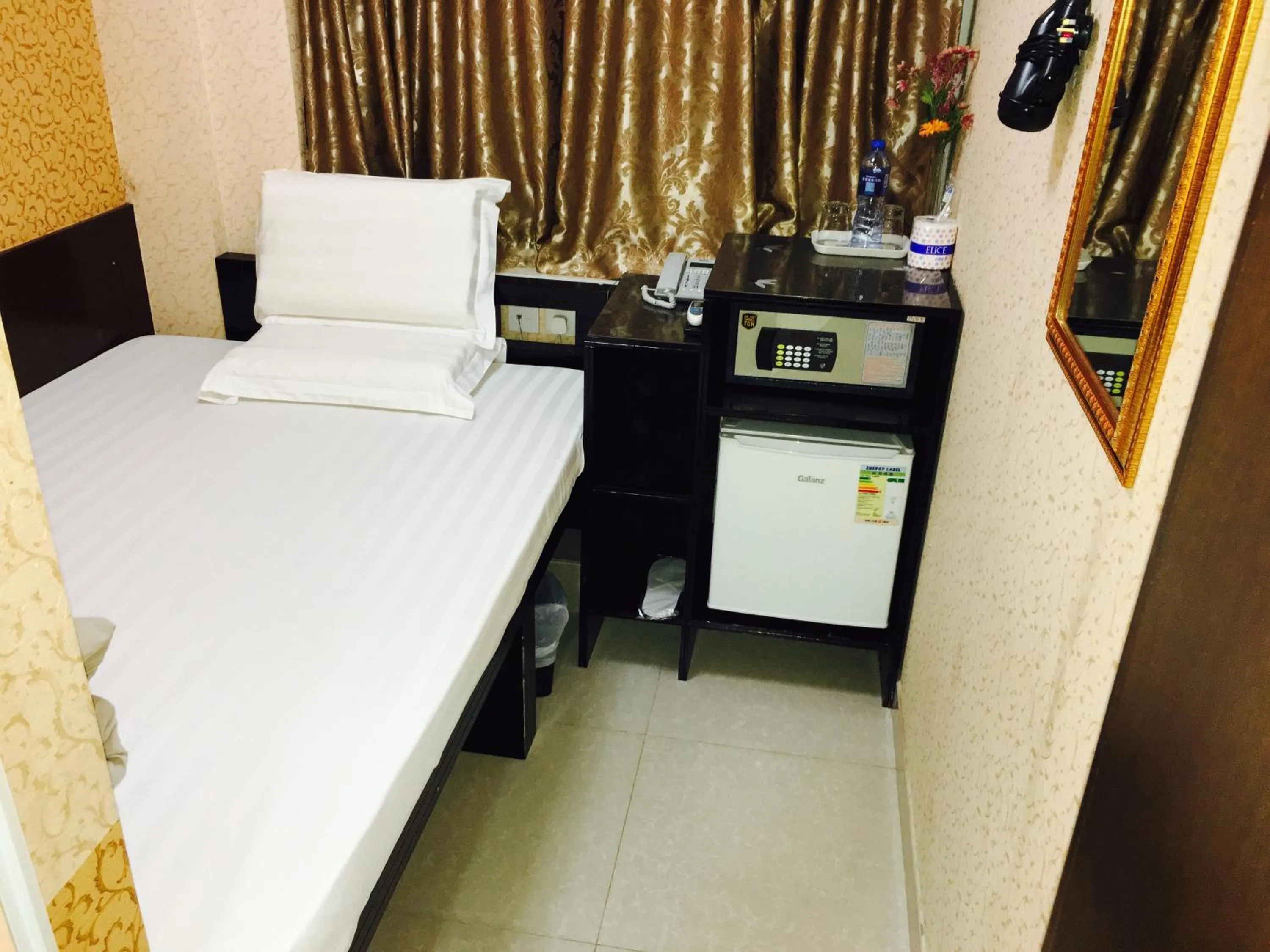 Photo of the whole room, Bed in Modern