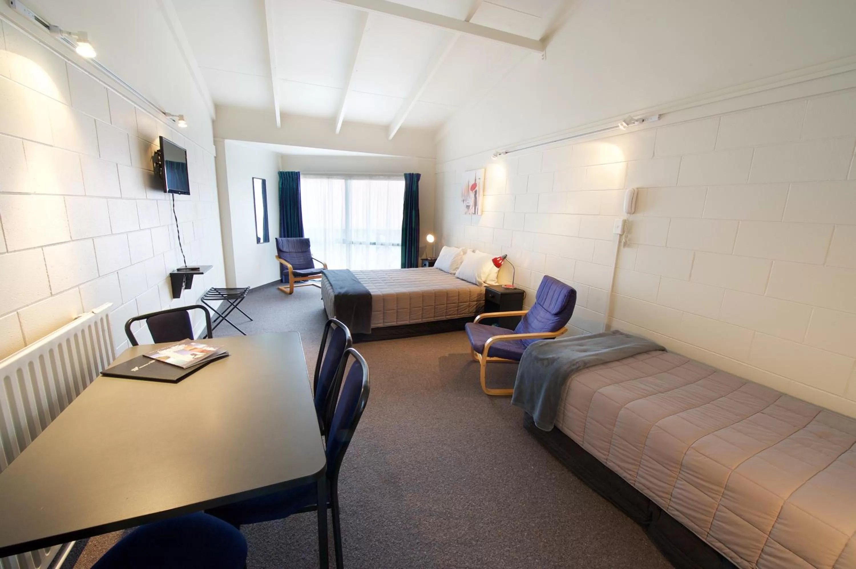 Photo of the whole room, Bed in Ambassador Thermal Motel