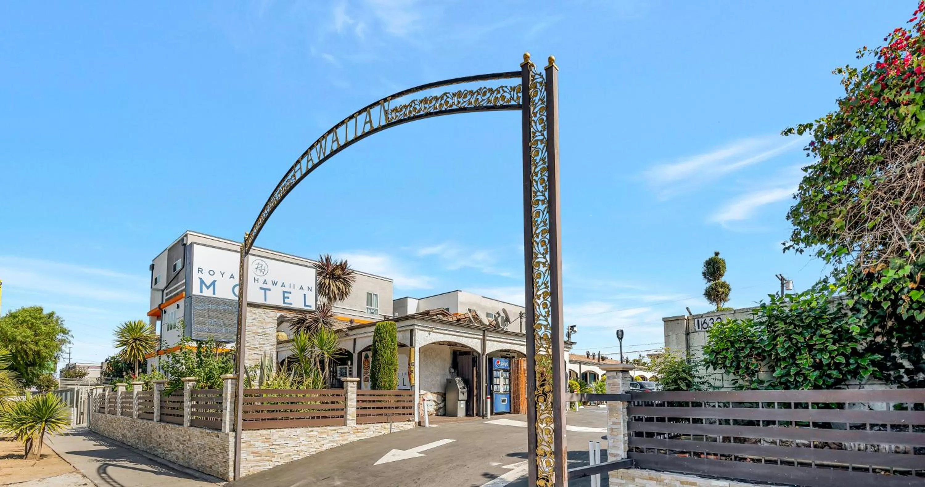 Street view in Royal Hawaiian Inn - Mid City, Los Angeles