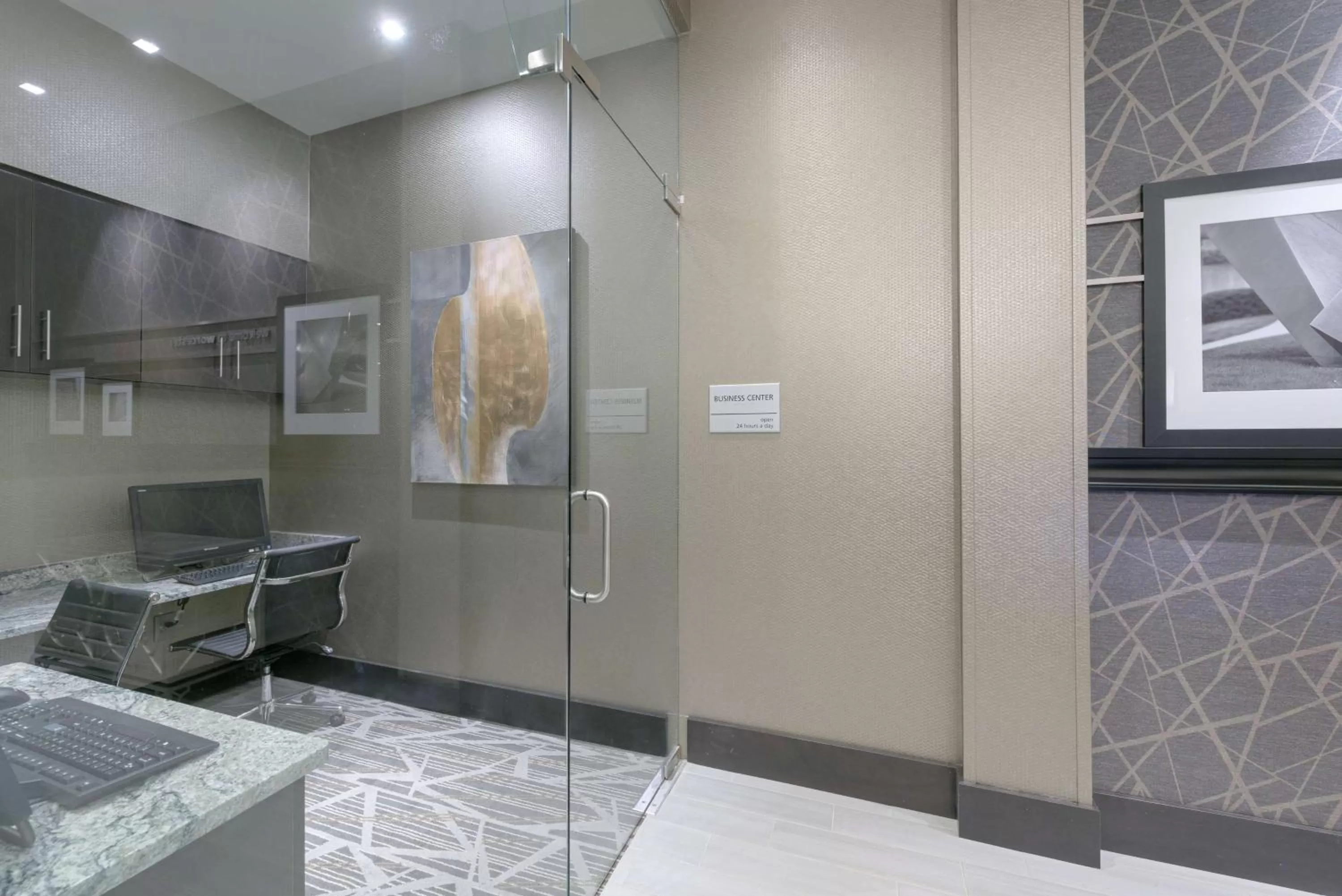 Business facilities in Hampton Inn & Suites-Worcester, MA