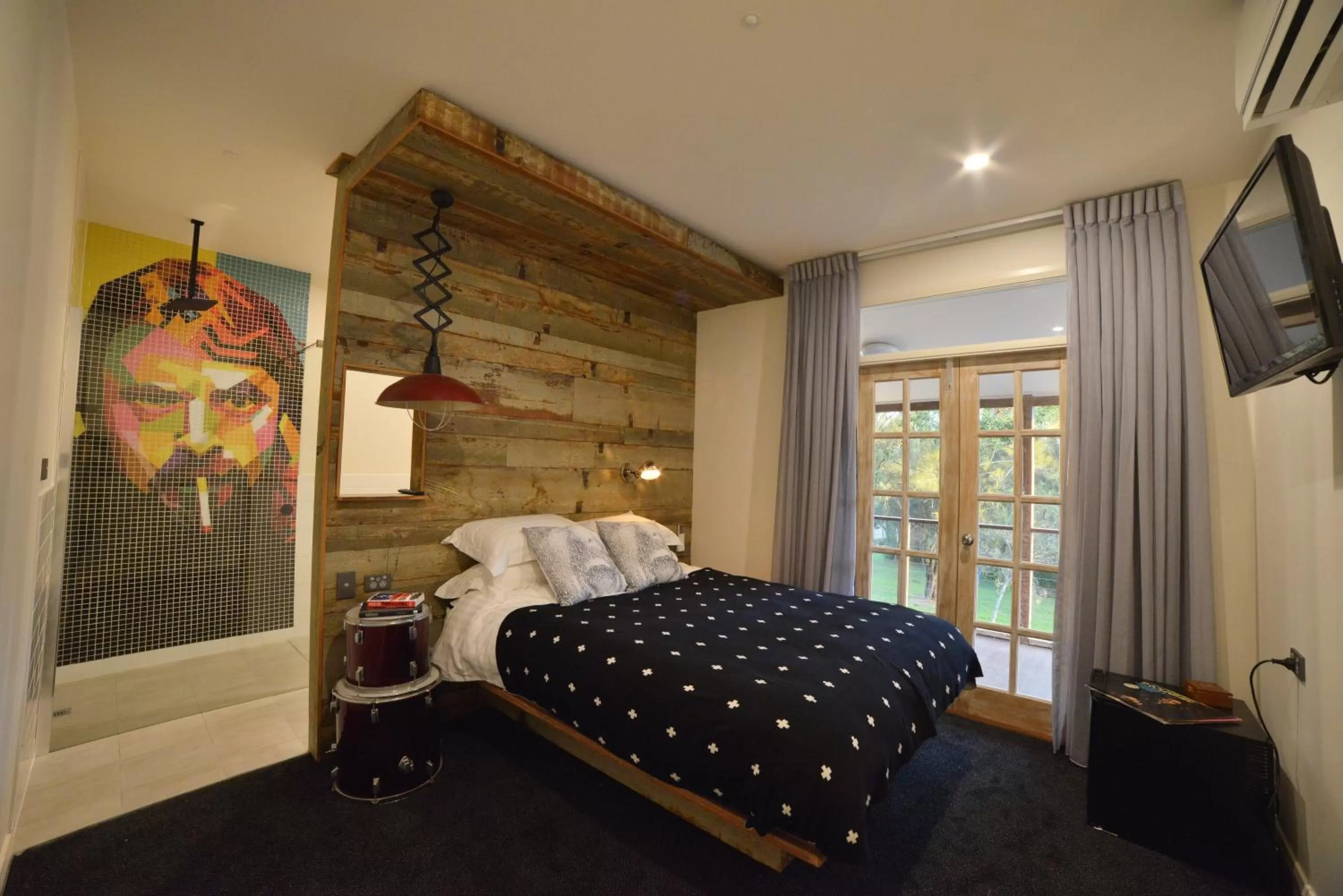 Bedroom, Bed in Boogie Woogie Beach House