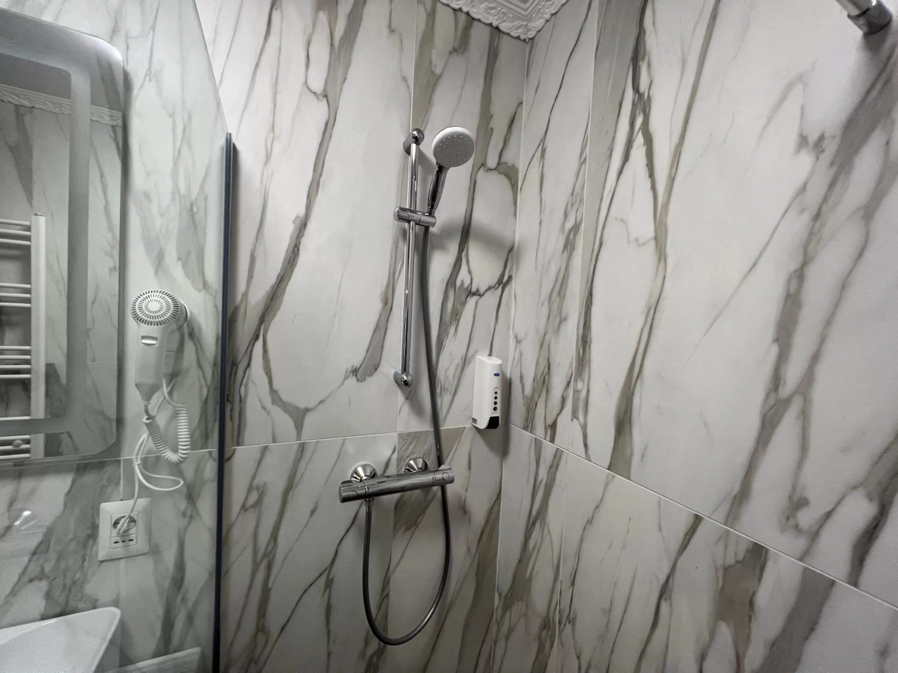 Bathroom in Hotel Boutique Cathedral Plaza Residences room for rent downtown