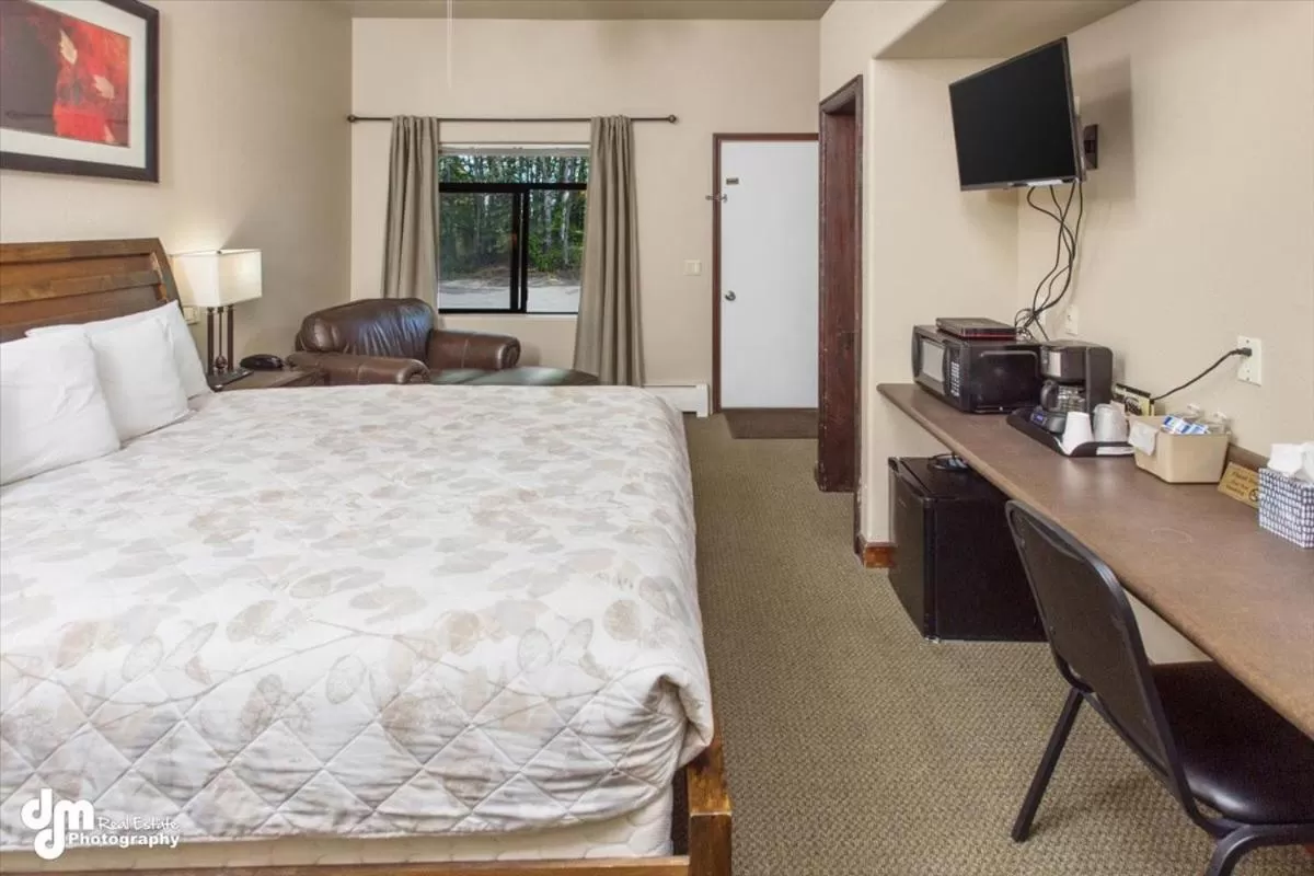 Bed in Kenai Airport Hotel