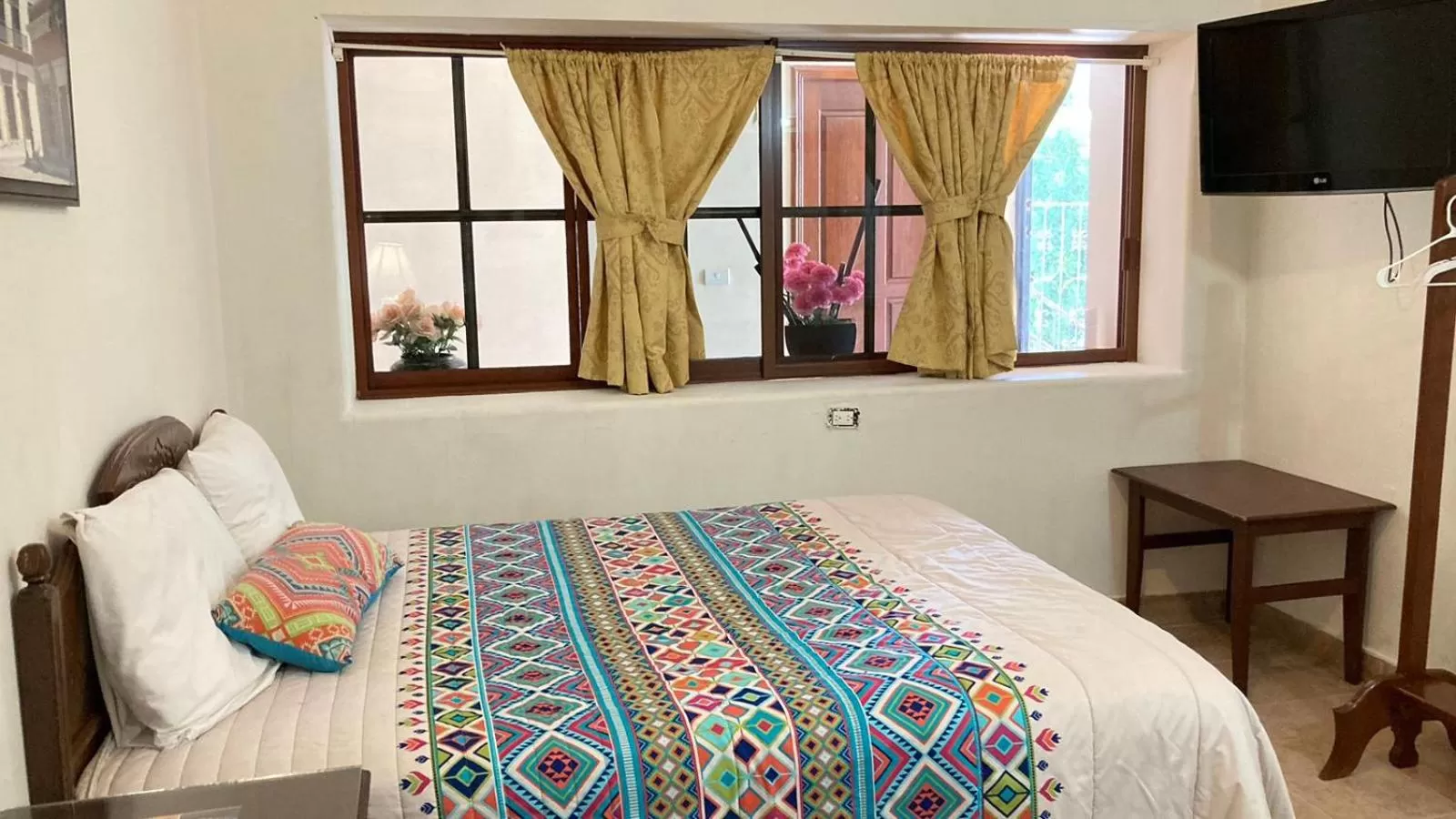 Bed in Mansion Serrano Hotel