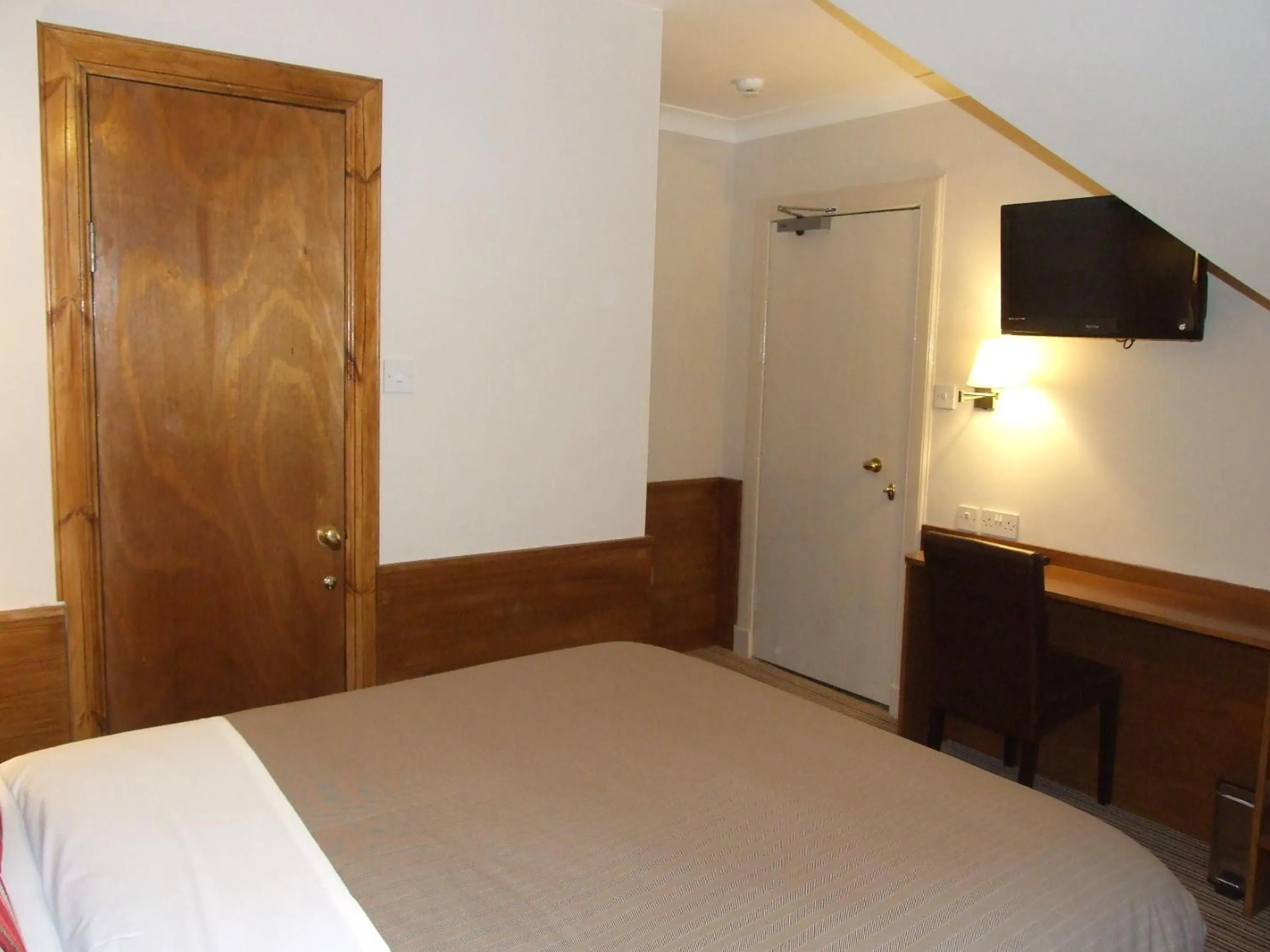 Photo of the whole room, Bed in Leith House