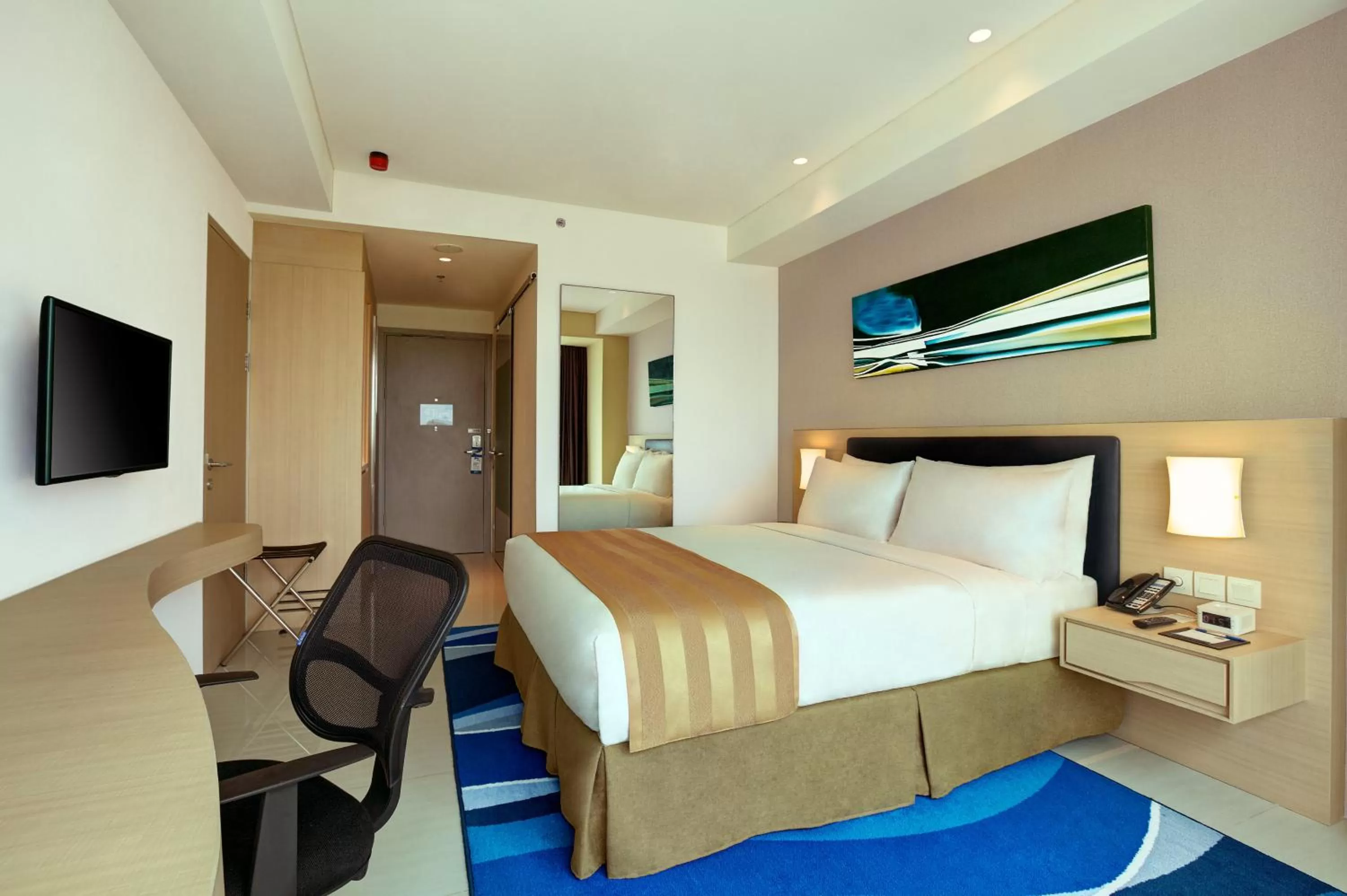 Photo of the whole room, Bed in Holiday Inn Express Jakarta International Expo by IHG