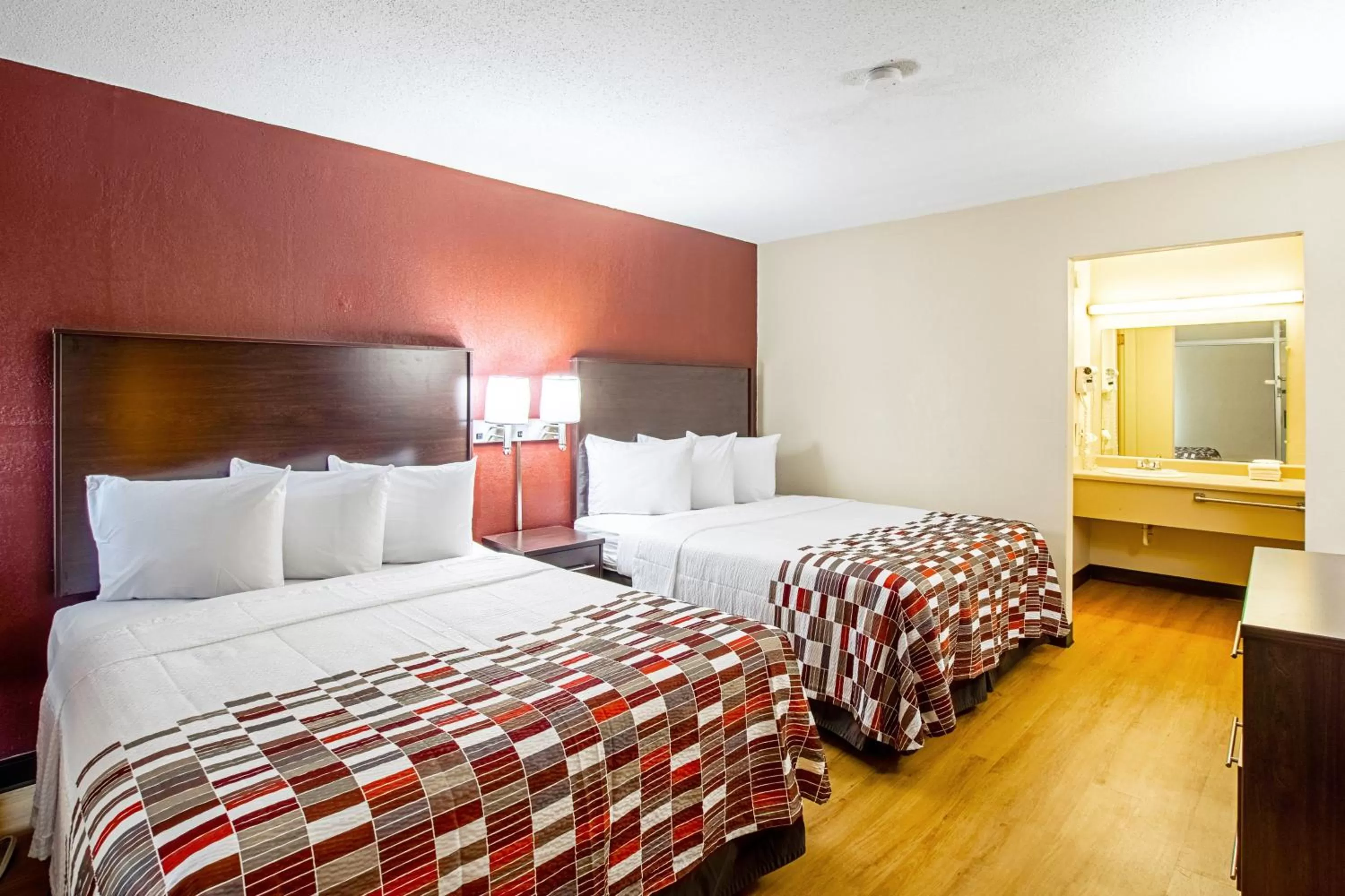 Photo of the whole room, Bed in Red Roof Inn Battle Creek