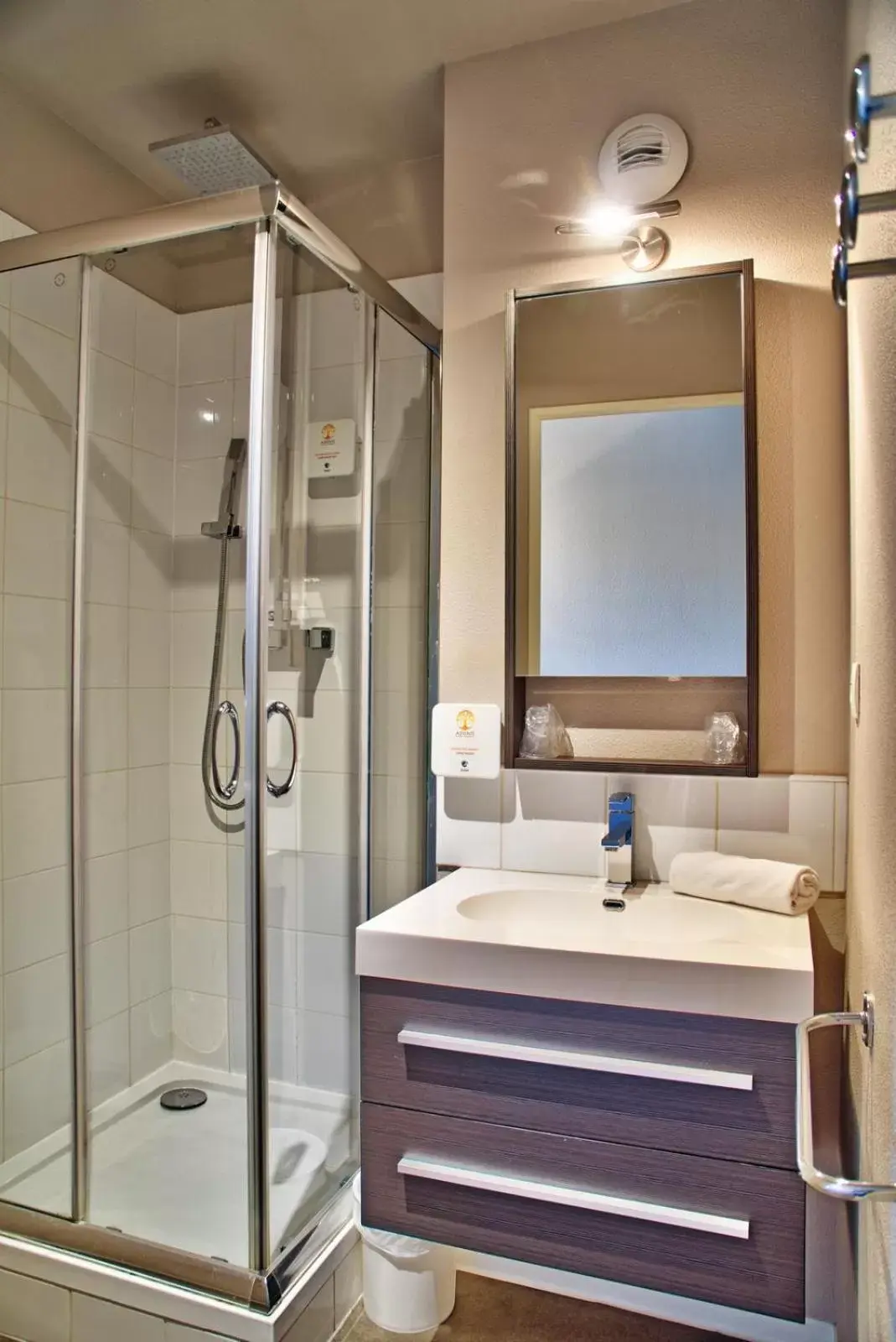 Superior Twin Room in Adonis Hotel Bayonne Superior Twin Room in Adonis Hotel Bayonne