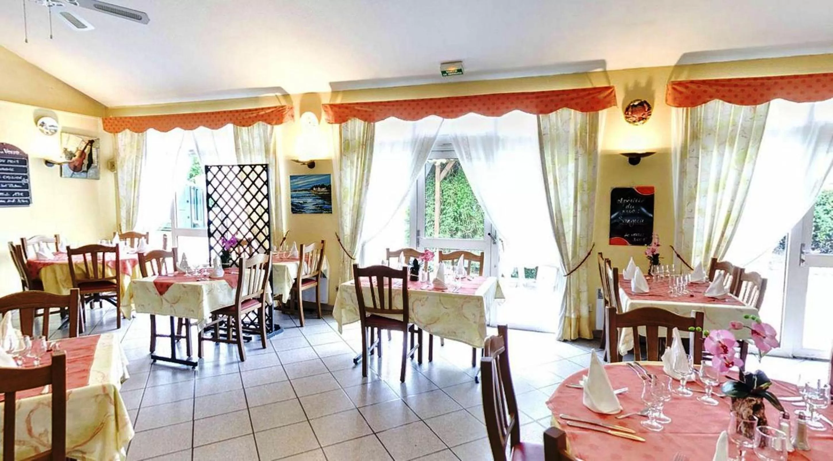 Restaurant/places to eat in Logis Hôtel - Le Relais du Parisis