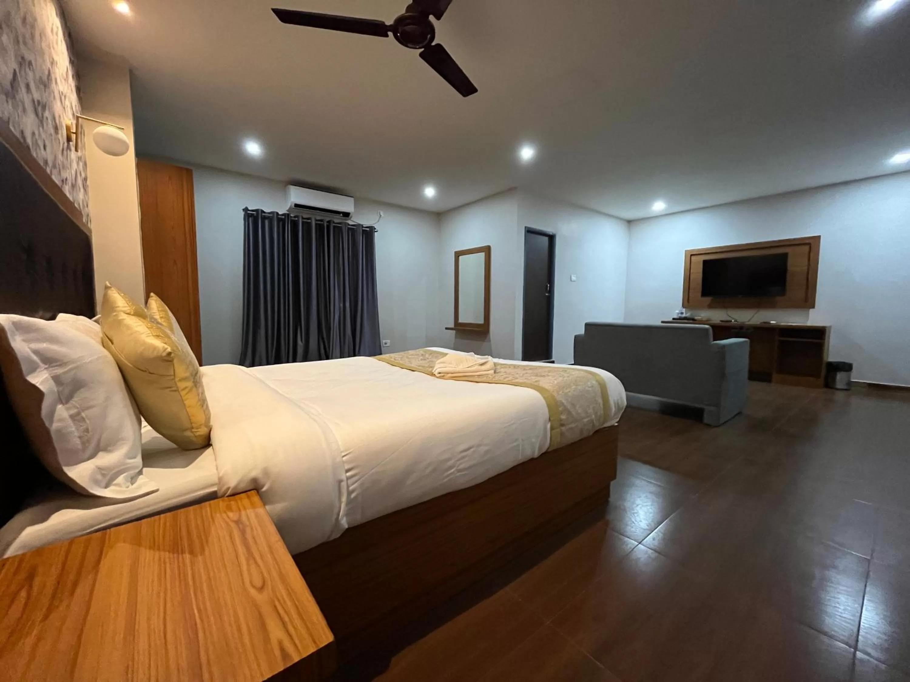 Communal lounge/ TV room, Bed in The Rhino