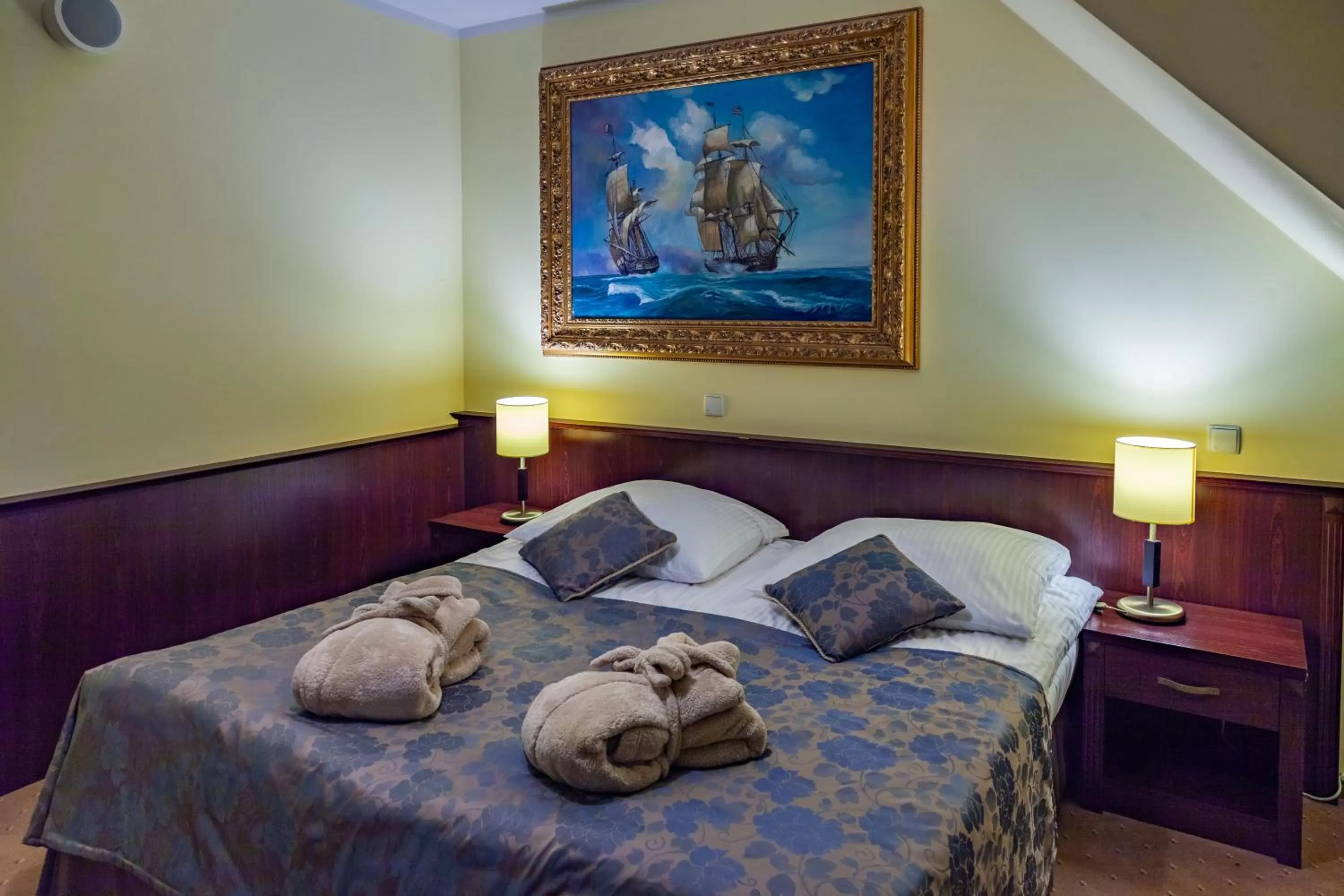 Photo of the whole room, Bed in Hotel Robert's Port