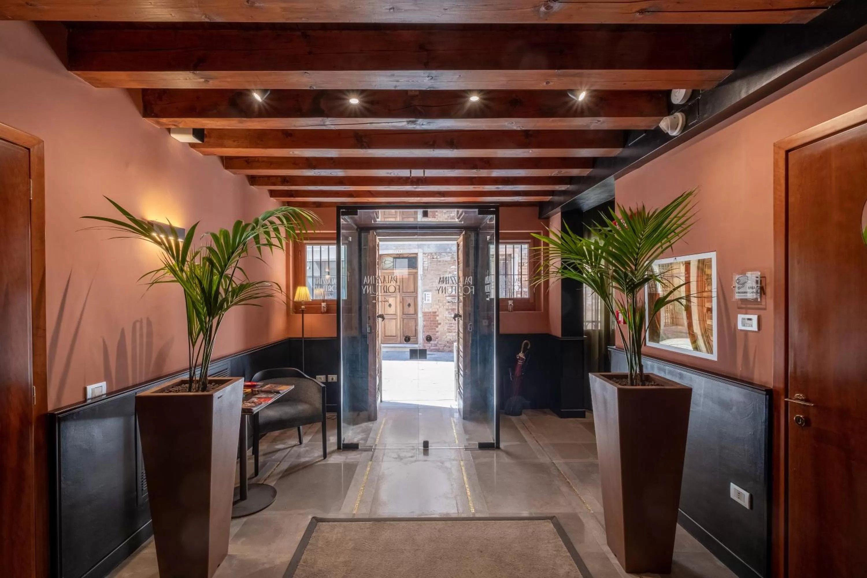 Facade/entrance in Palazzina Fortuny