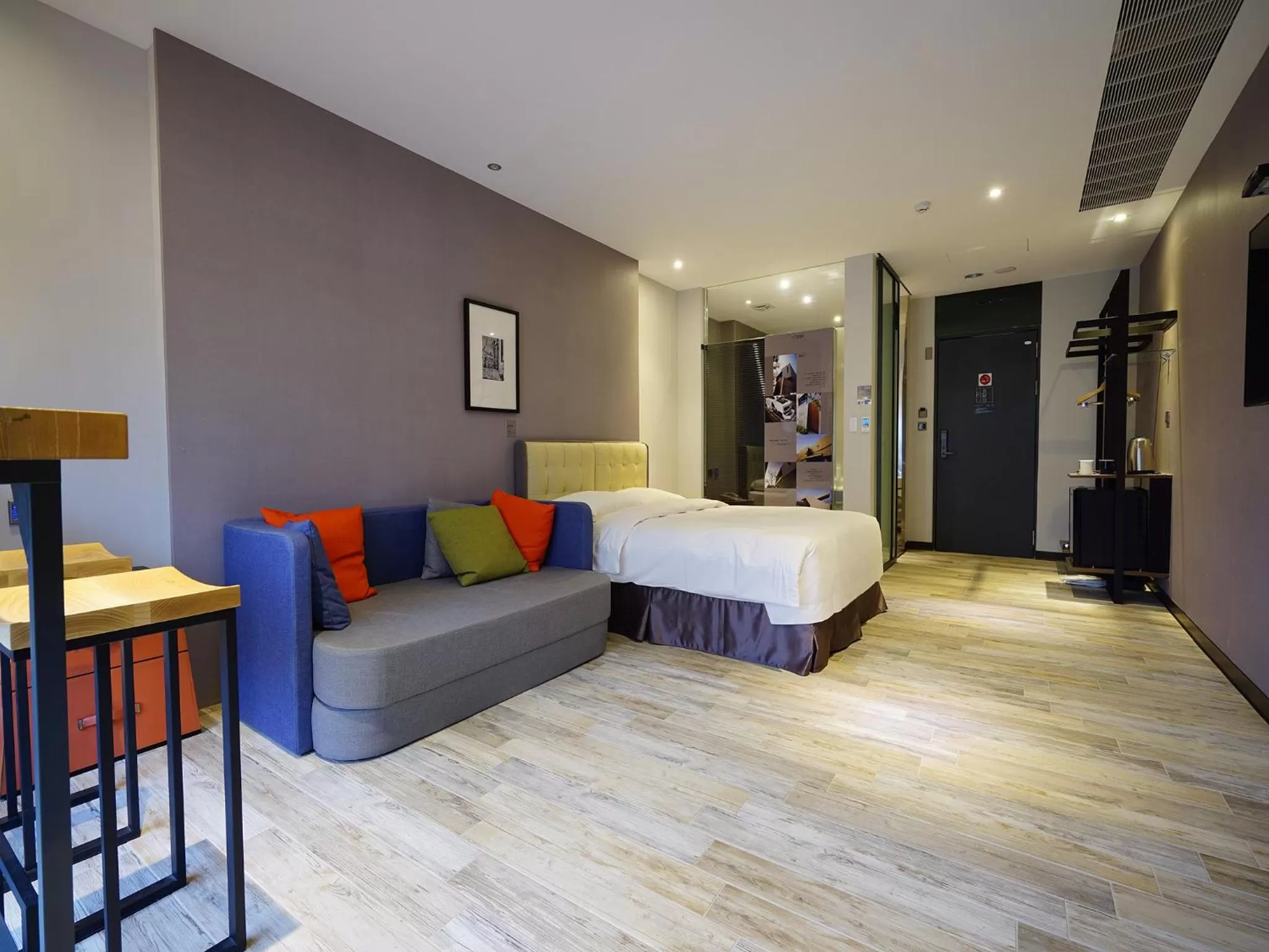 Photo of the whole room, Bed in 3 Door Hotel