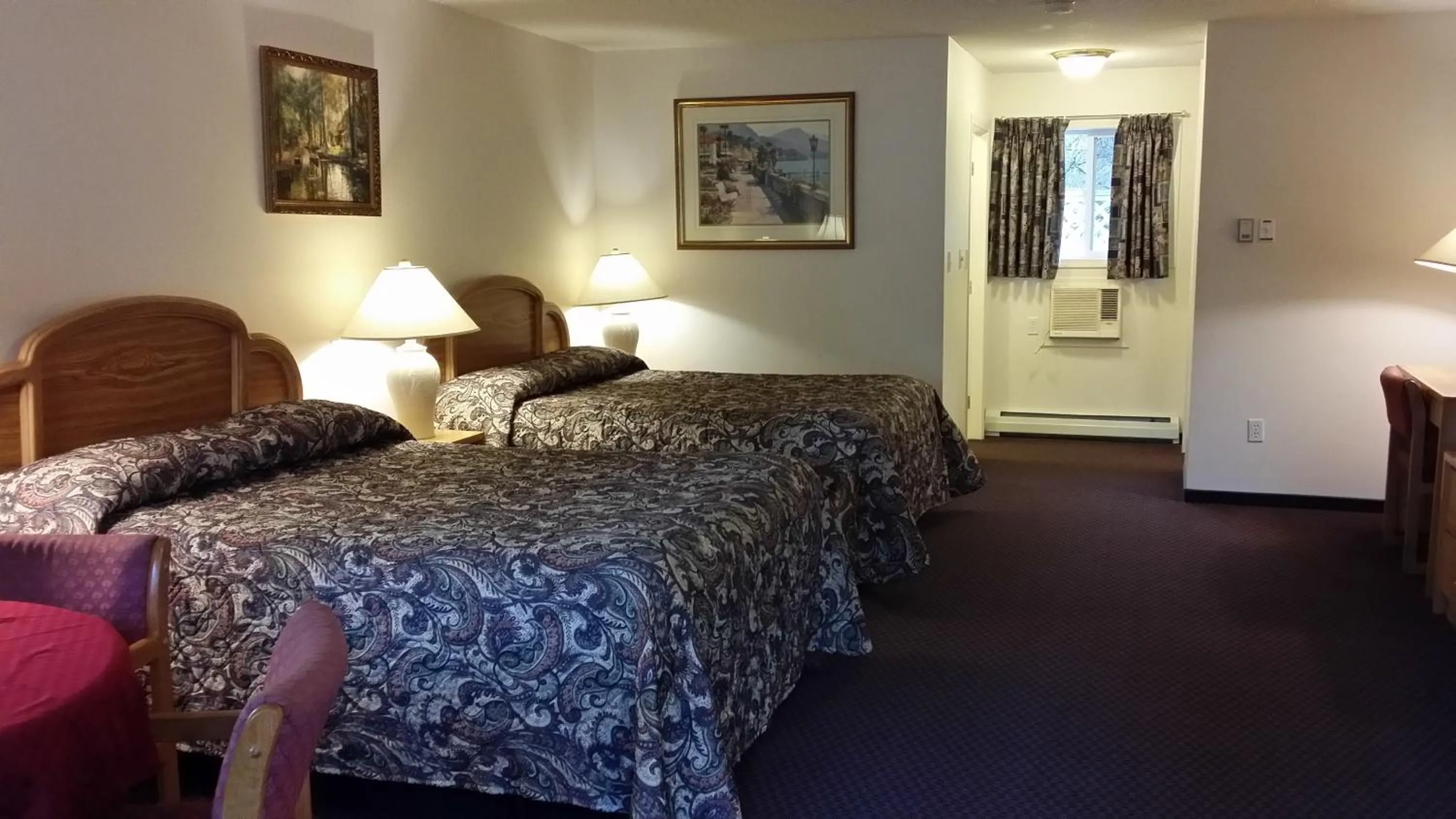 Queen Room with Two Queen Beds in Skagit Motel