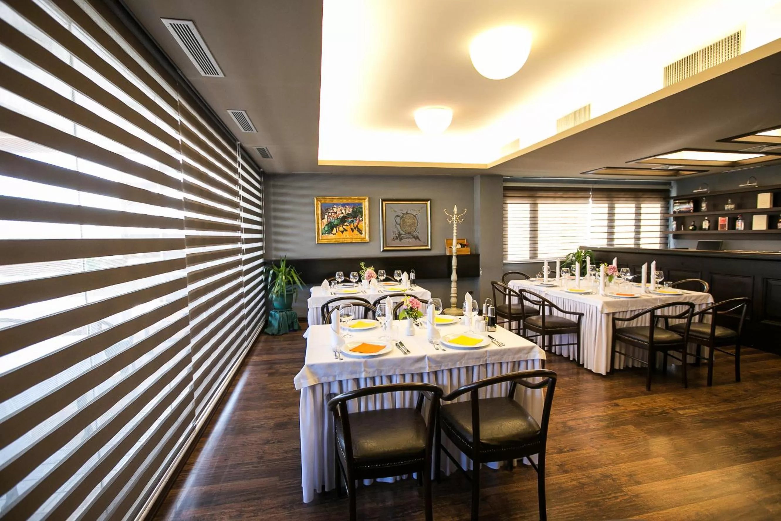 Restaurant/places to eat in Hotel Victoria Tirana
