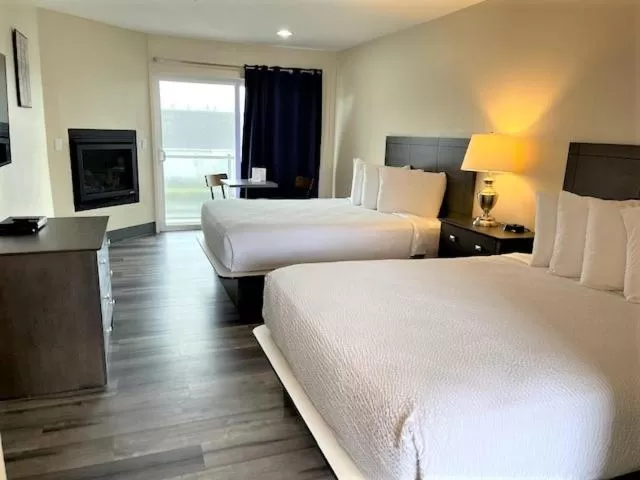 Queen Room with Balcony in Inn at the Shore