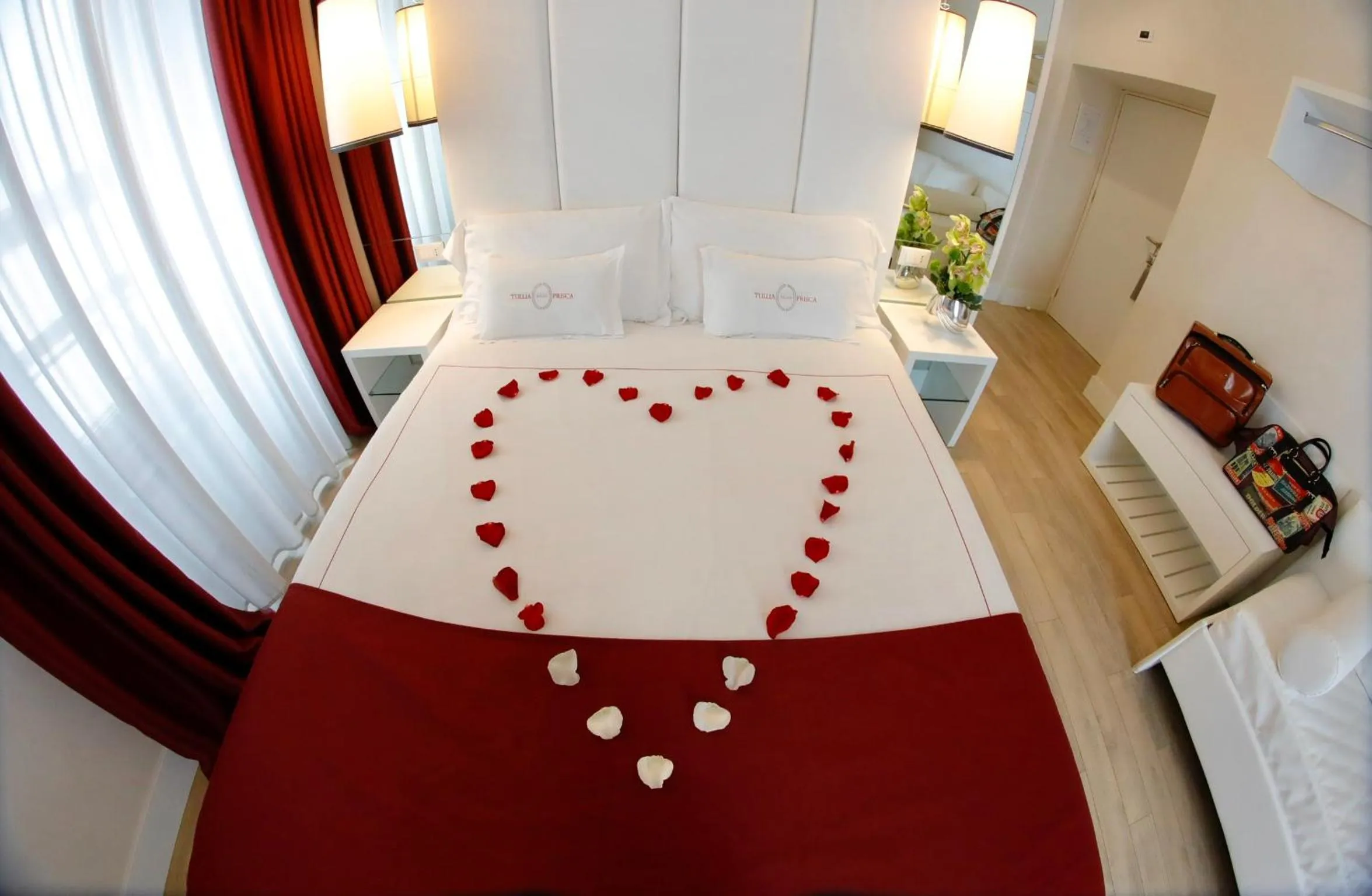 Photo of the whole room, Bed in Tullia&Prisca Relais