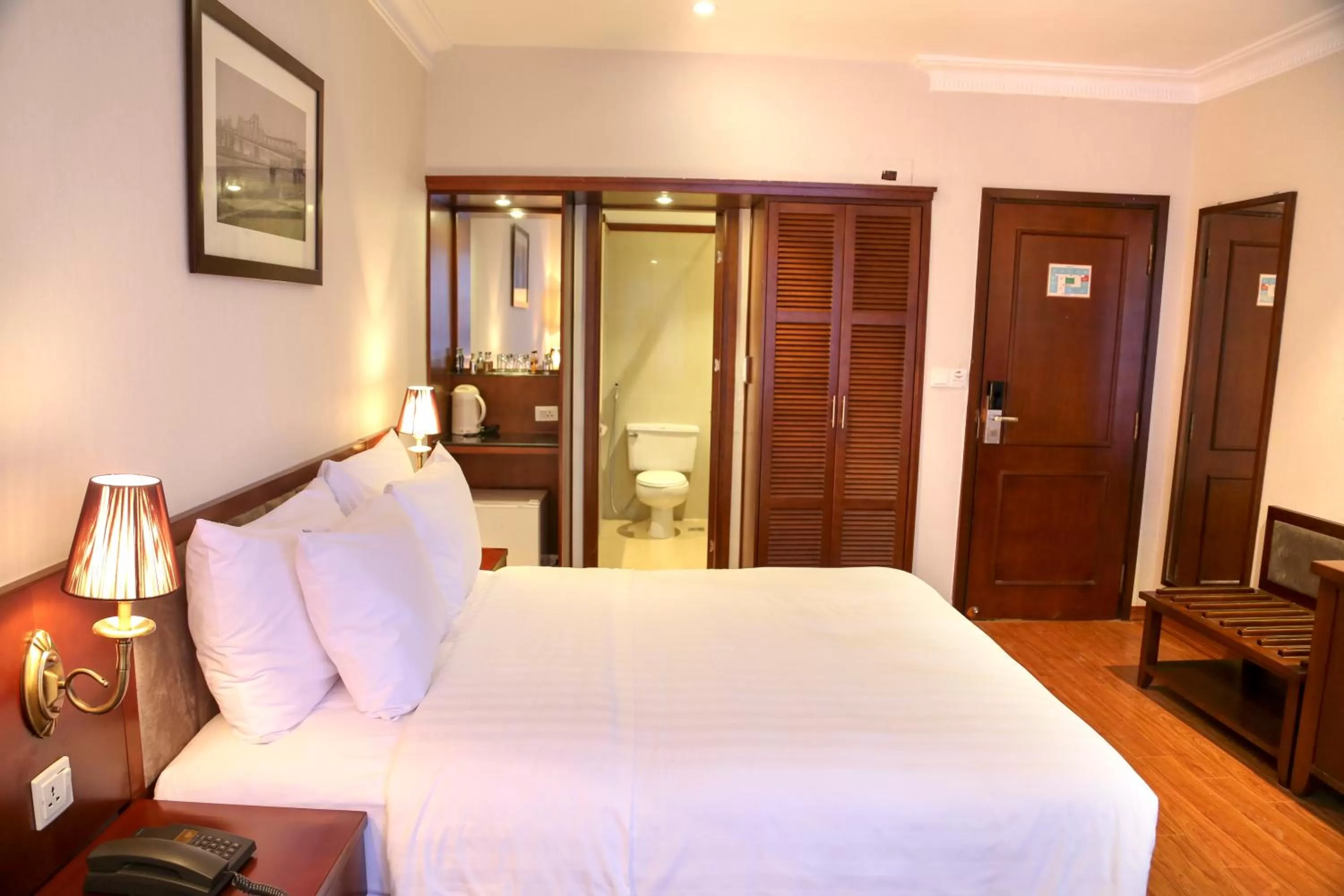 Photo of the whole room, Bed in Mon Regency Hotel