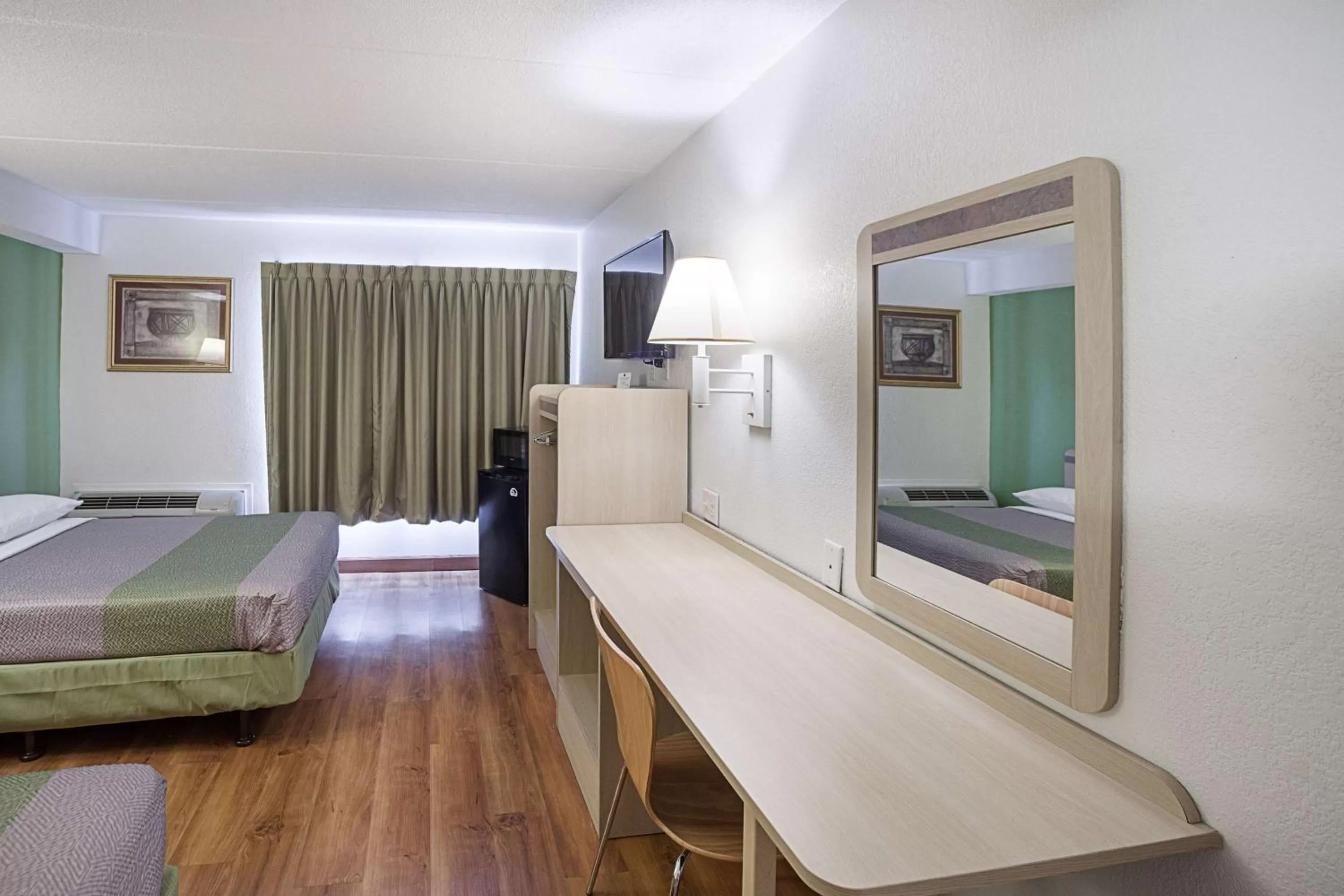 TV and multimedia, Bed in Motel 6-Binghamton, NY