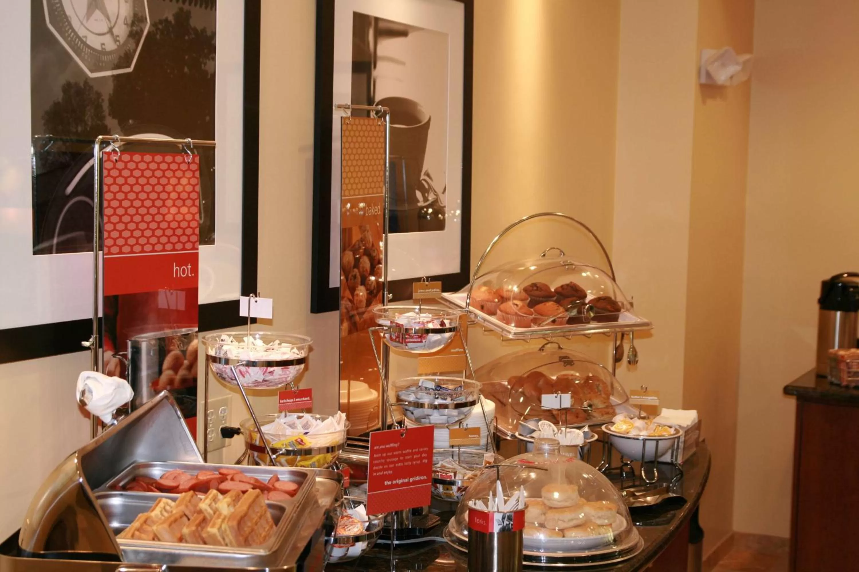 Dining area in Hampton by Hilton