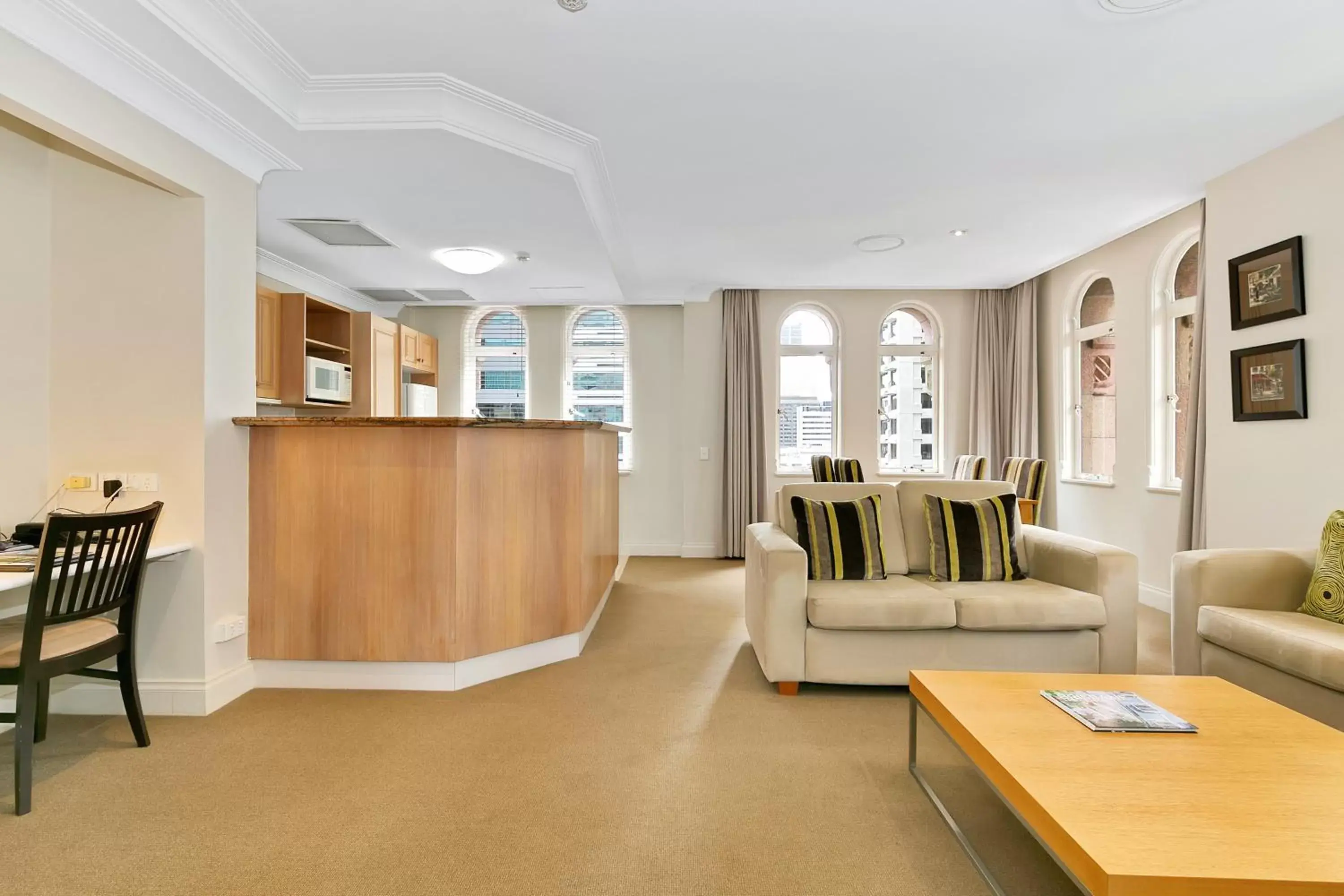 Two-Bedroom Apartment with 1 Queen and 2 Single Beds in Manor Apartment Hotel Two-Bedroom Apartment with 1 Queen and 2 Single Beds in Manor Apartment Hotel