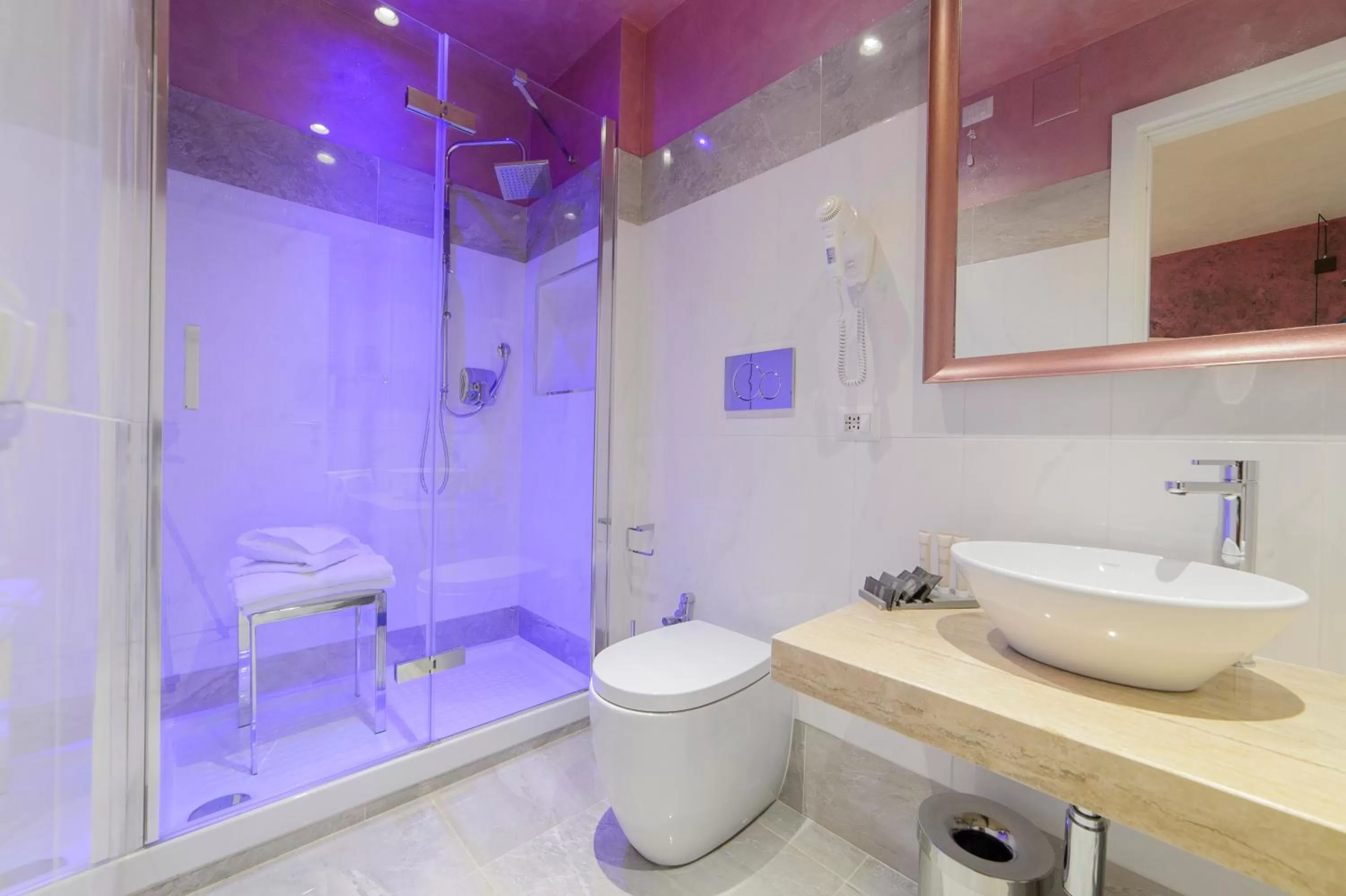 Shower in Hotel Vespasiano