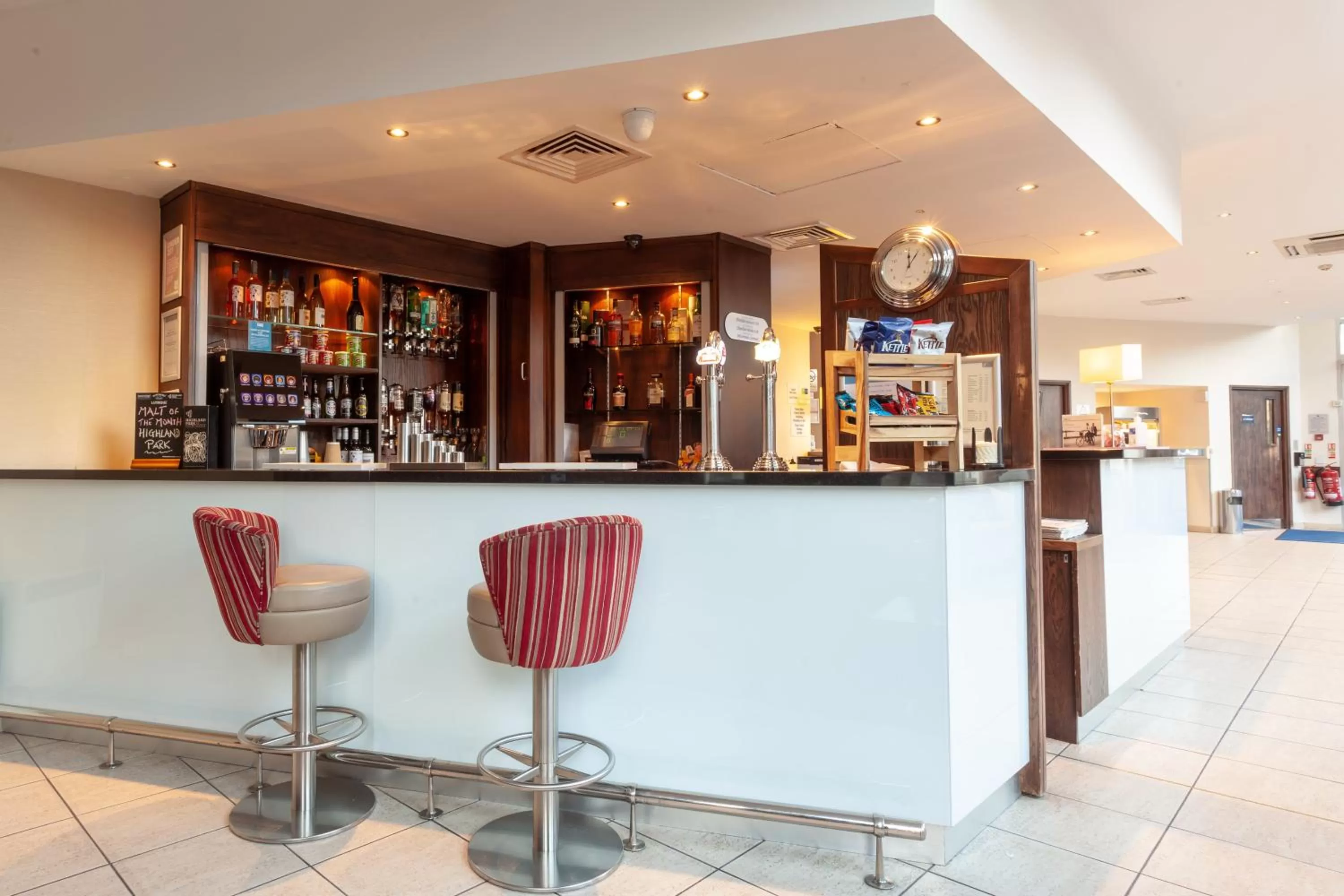 Lounge or bar in Holiday Inn Express - Glasgow - City Ctr Theatreland by IHG