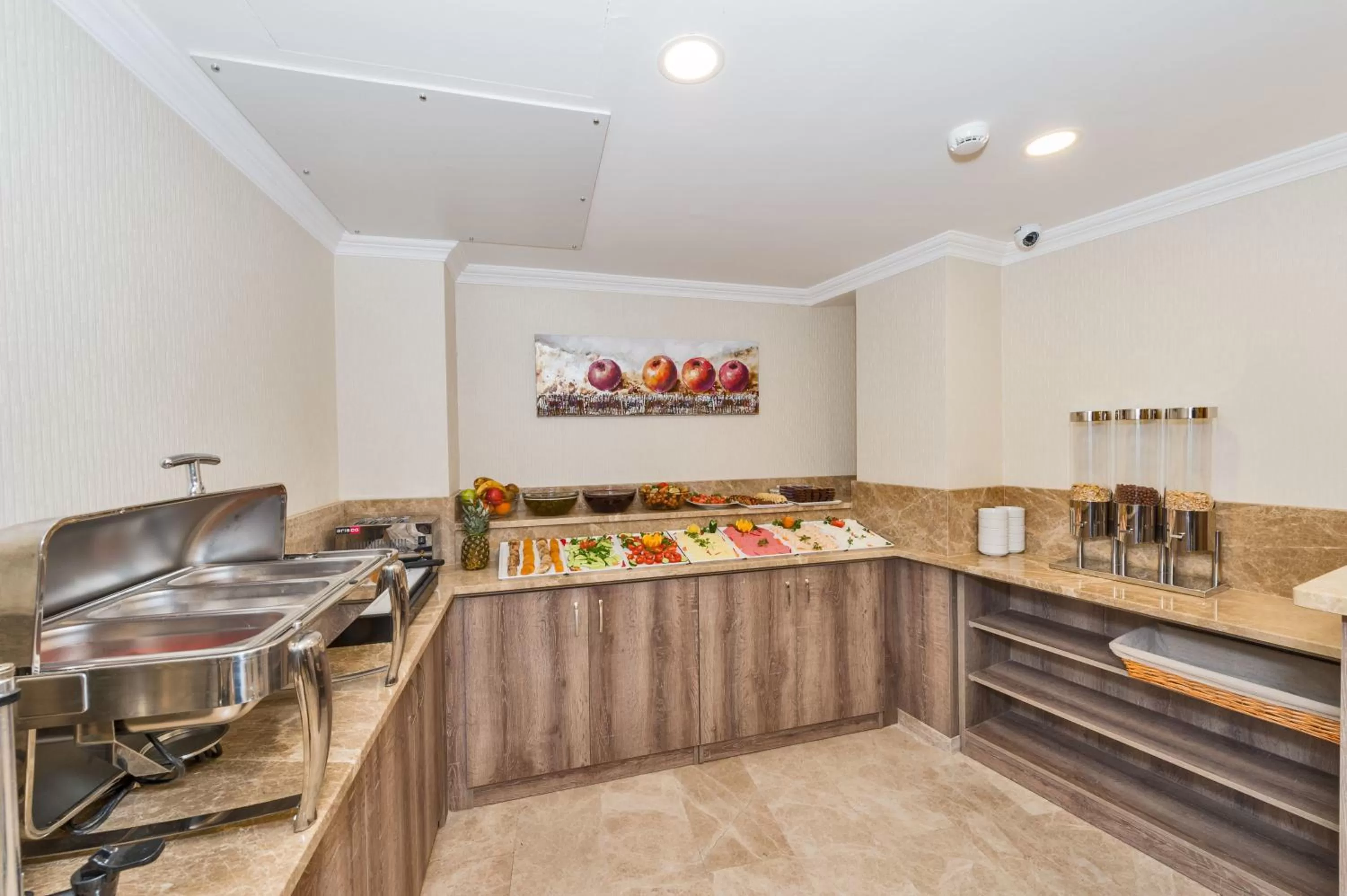 Restaurant/places to eat in Alphonse Hotel