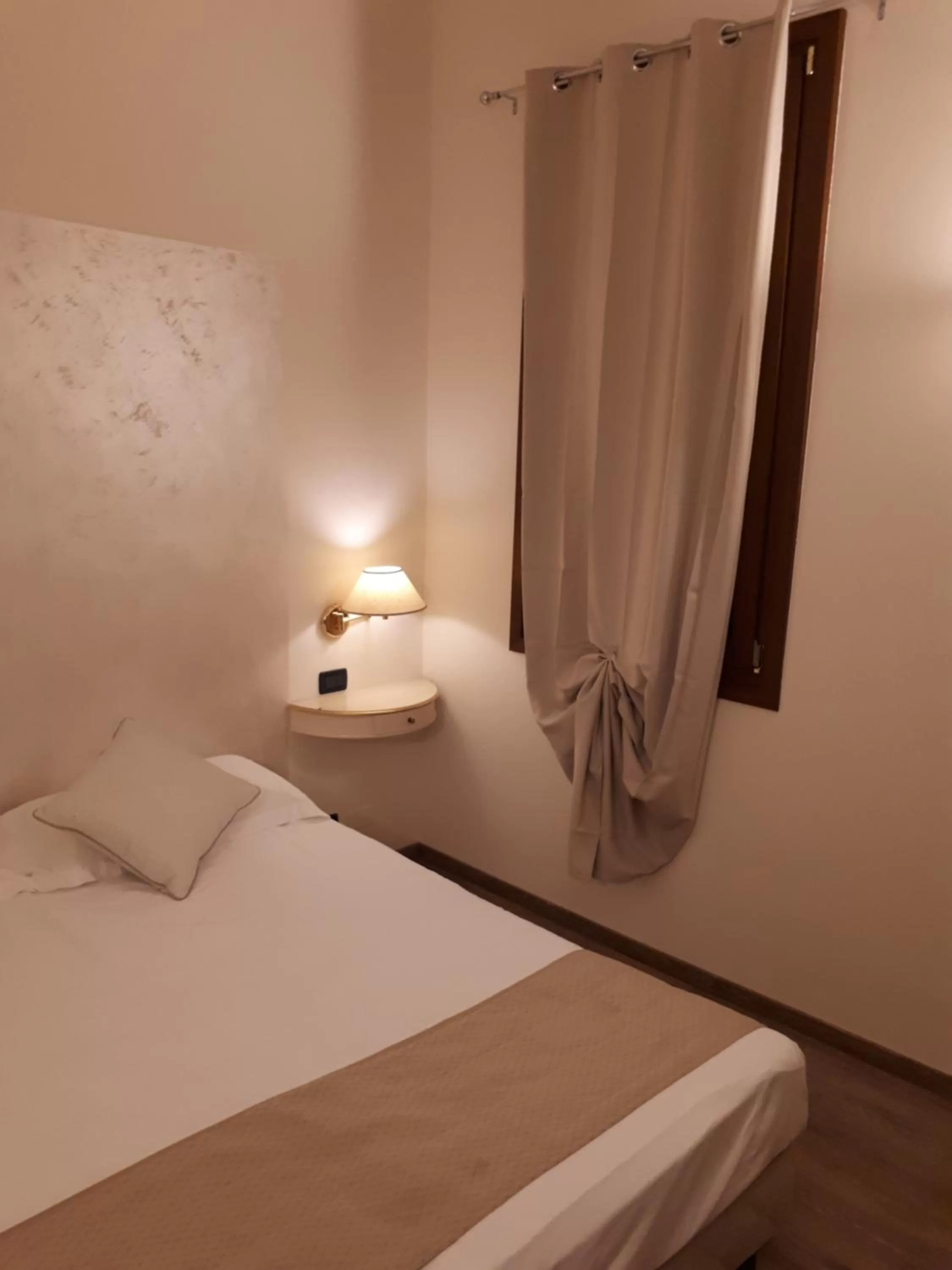 Photo of the whole room, Bed in Cà Doge