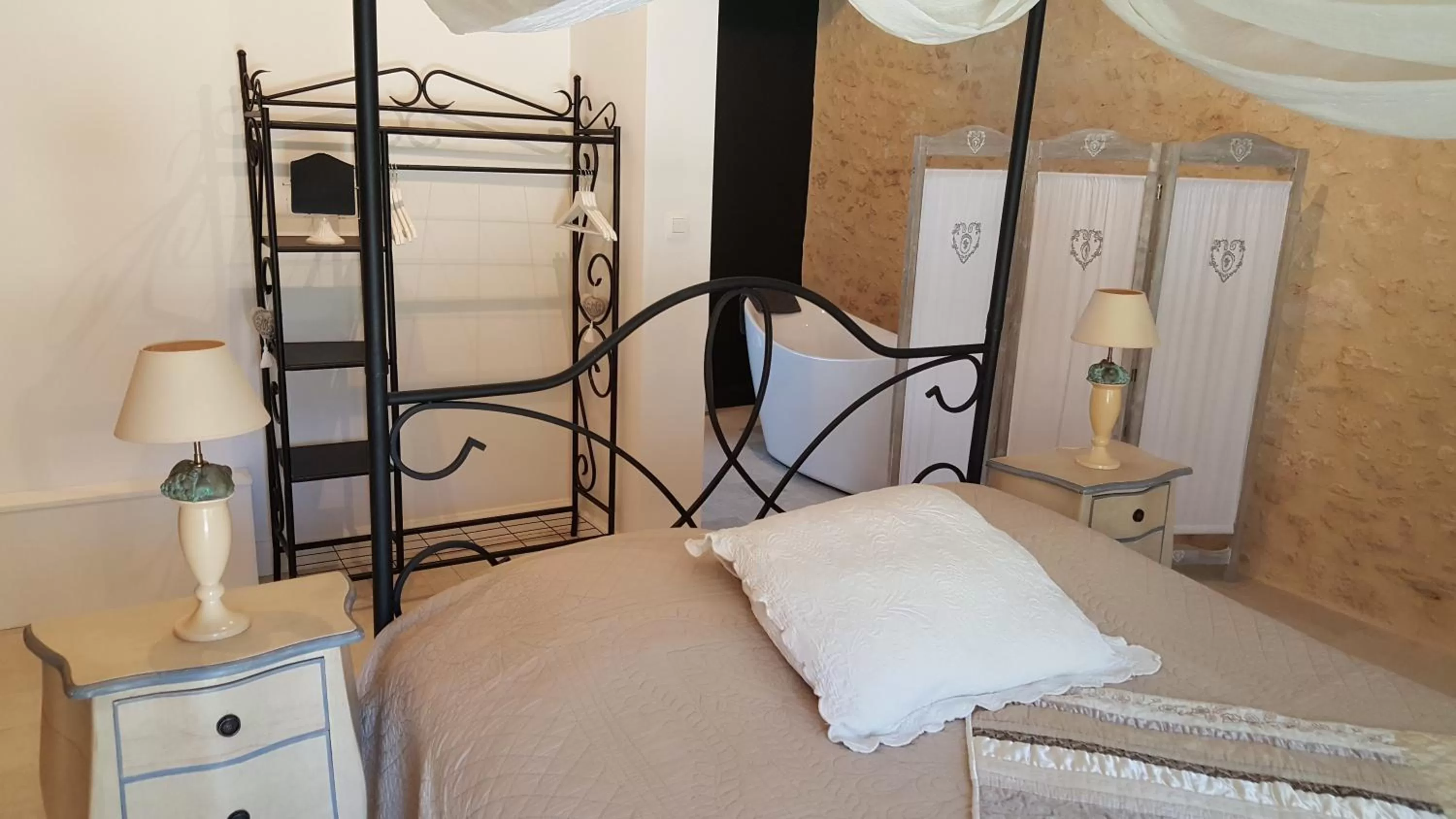 Photo of the whole room, Bed in La Manilau