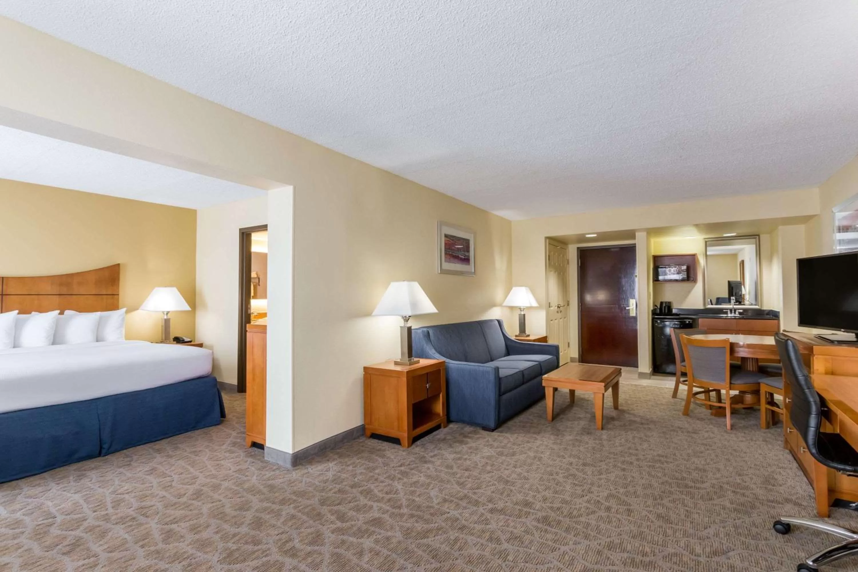Photo of the whole room, Bed in Wingate by Wyndham, Universal Studios - Free Theme Park Shuttle