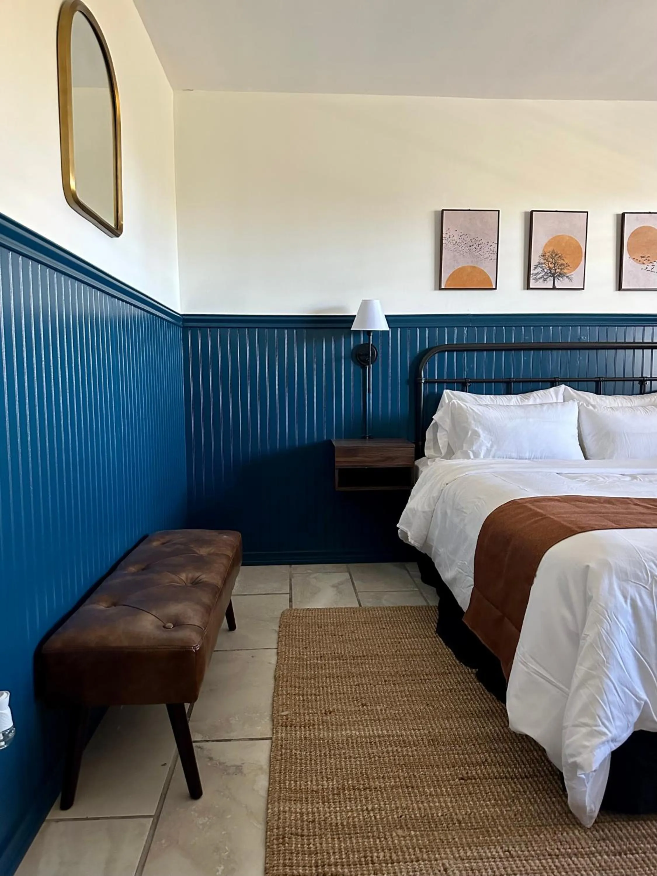 Bed in Budget Host East End Hotel in Riverhead